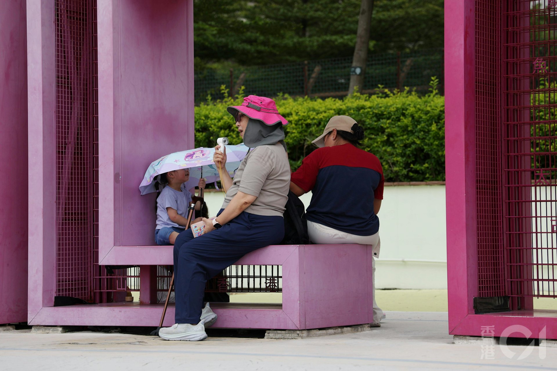 天文台5月25日下午錄得市區32度,創今年氣溫新高。在炮台山東岸公園,有市民用手提風扇仔降溫。
