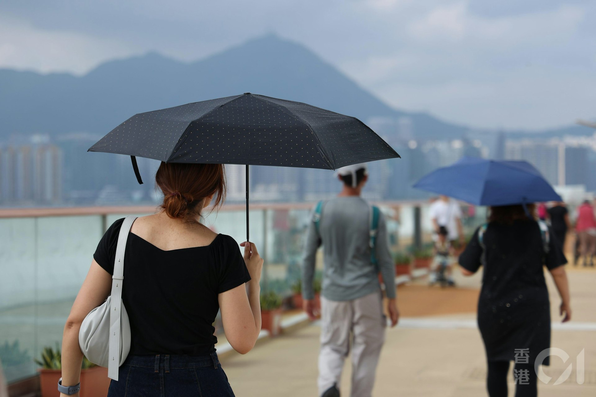 天文台5月25日下午錄得市區32度,創今年氣溫新高。在炮台山東岸公園,有來到市民開傘阻擋陽光。