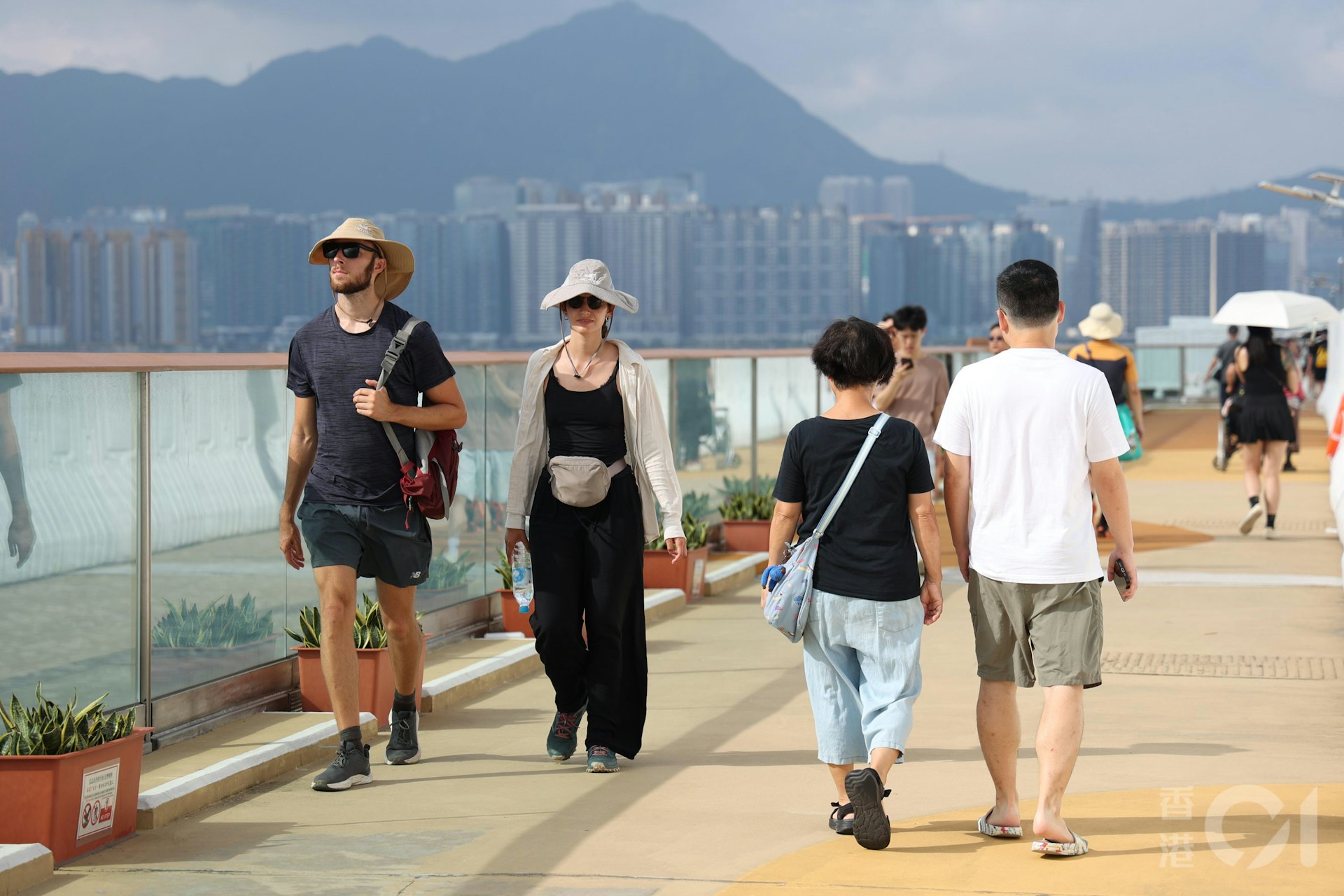天文台5月25日下午錄得市區32度,創今年氣溫新高。在炮台山東岸公園,有市民戴闊邊帽阻擋陽光。