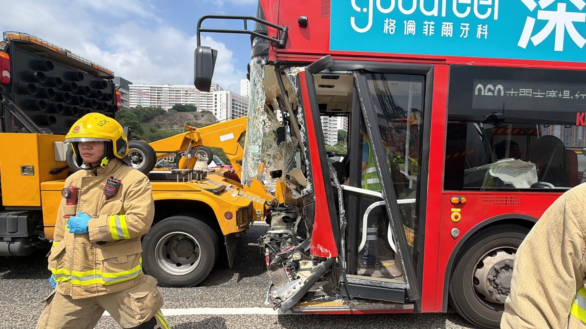 青葵公路九巴撞工程車︱運輸署:處理另一車禍護航車有警示閃燈
