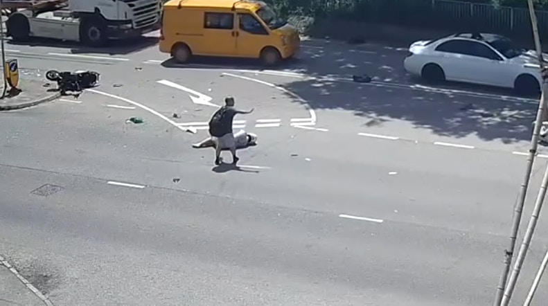 有途人見狀後走出馬路揮手指揮交通並查看騎士情況。（fb／車cam L（香港群組）johnny Cheung）