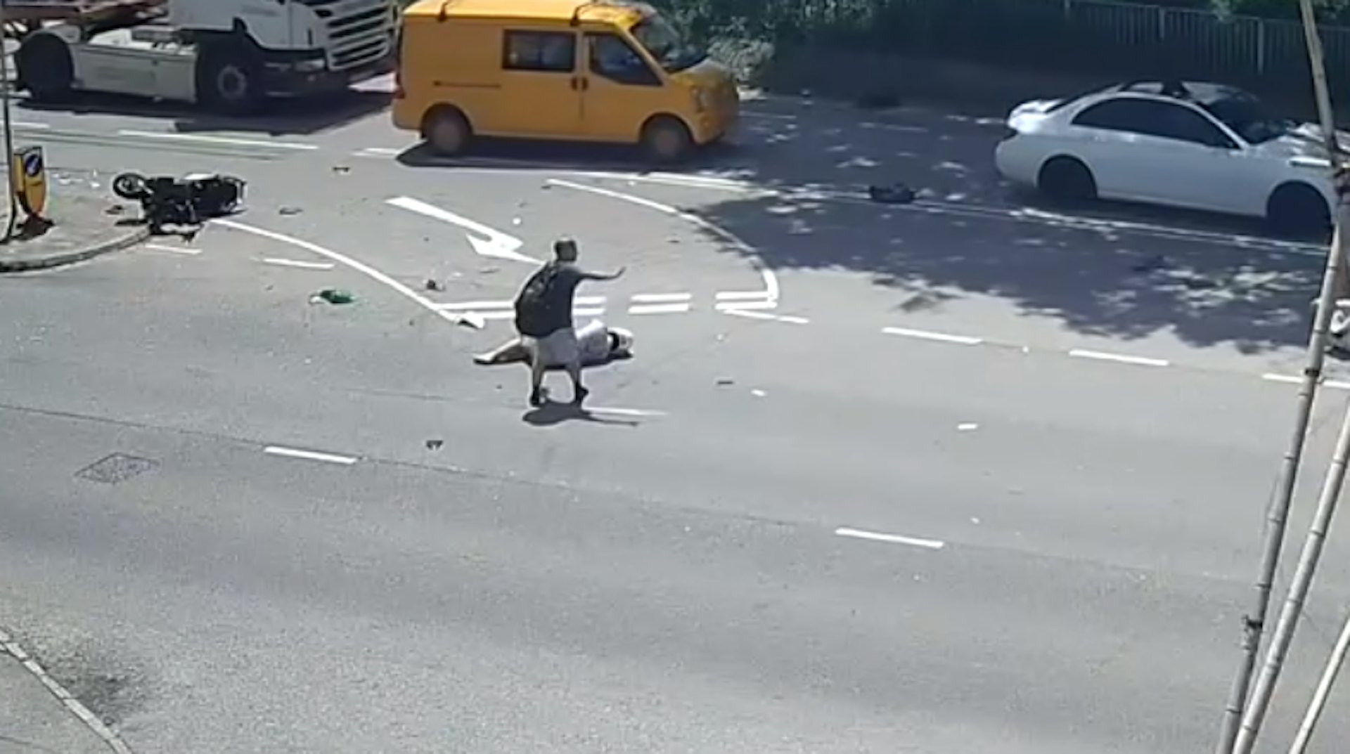 有途人見狀後走出馬路揮手指揮交通並查看騎士情況。(fb/車cam L(香港群組)johnny Cheung)