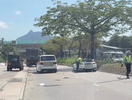 私家車撞倒電單車，再撞另一輛白色私家車（左）（FB／屯門公路塞車關注組）