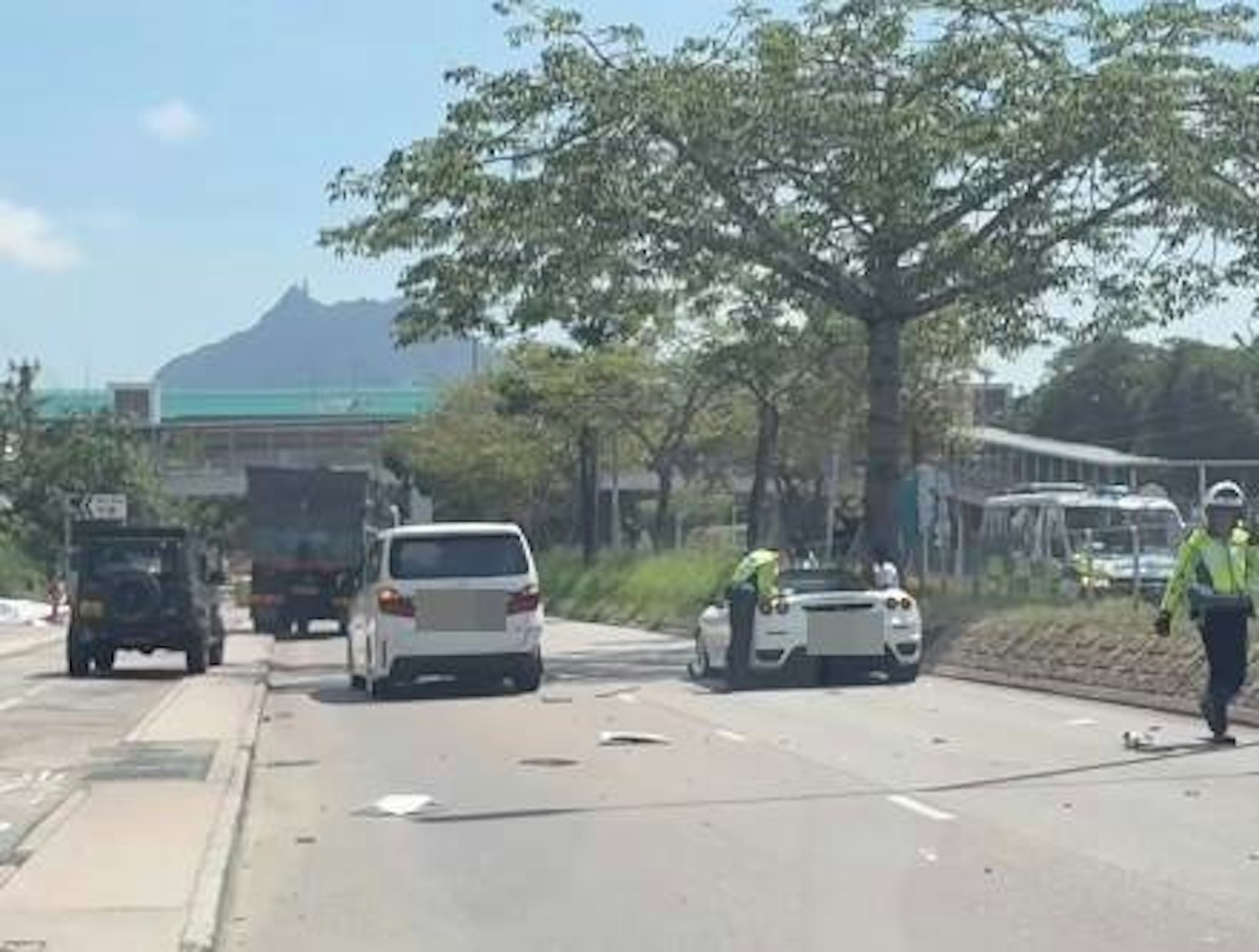 私家車撞倒電單車,再撞另一輛白色私家車(左)(FB/屯門公路塞車關注組)