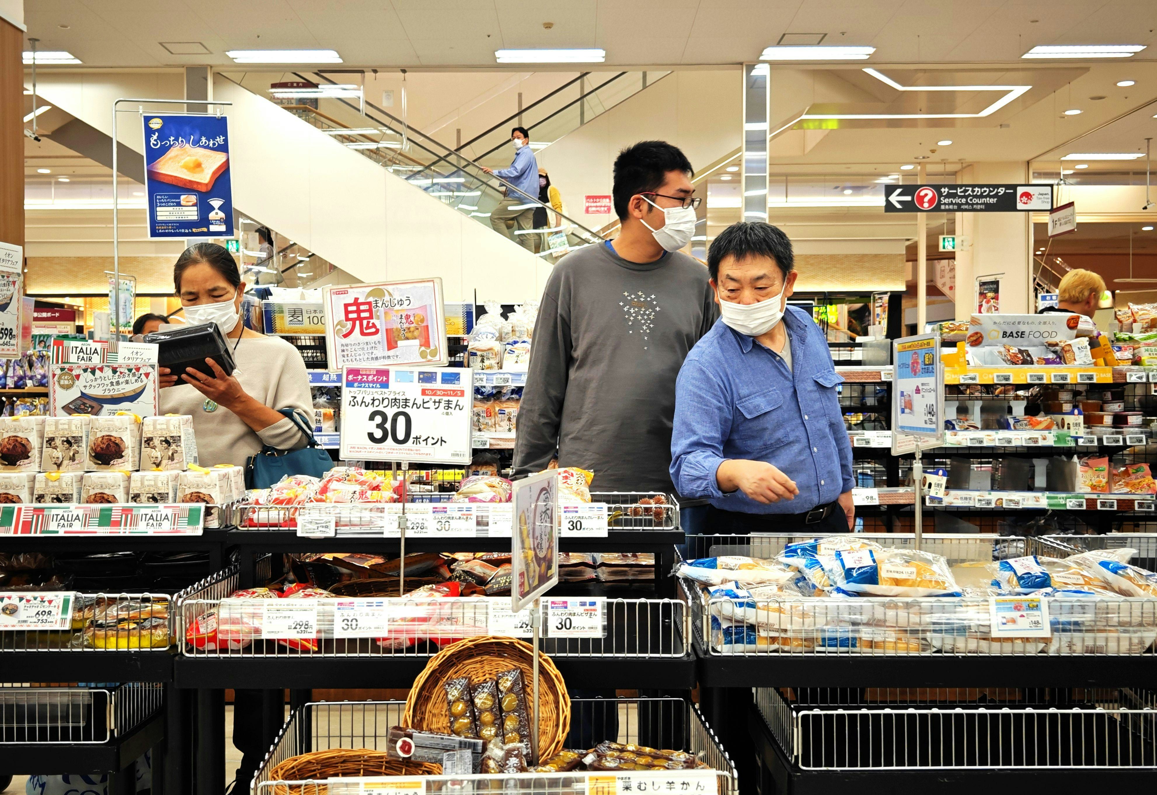 目前日本国民深陷长期物价上涨之苦,虽然2025年度修正预算的确编列了一定程度的物价对策,然而其财源之相当比例,须仰赖发行约12兆日圆的新增国债才足以支应。(Getty Images)