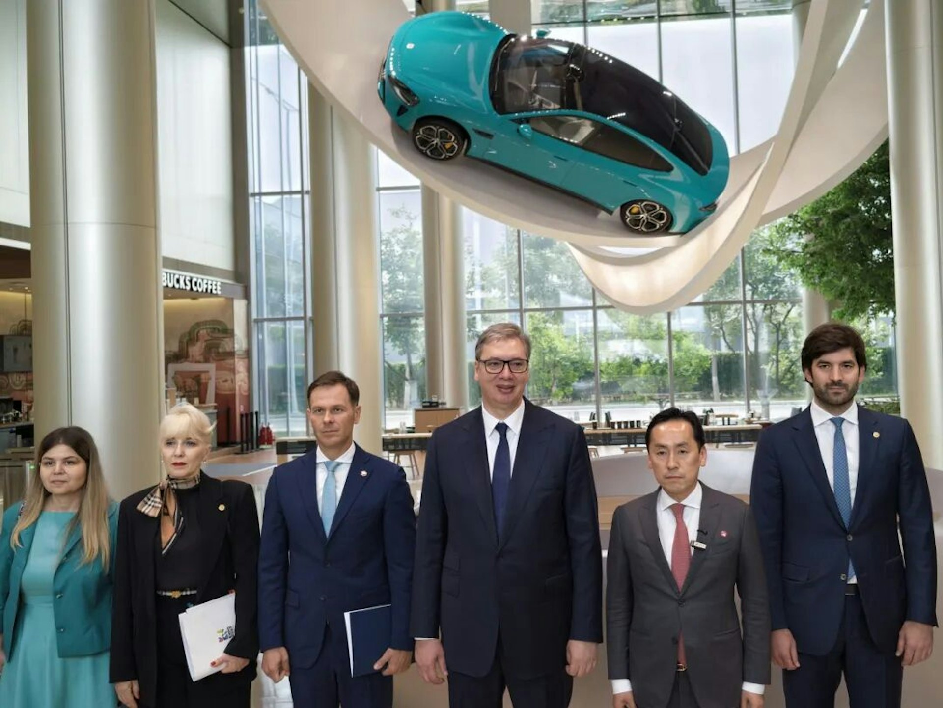 塞爾維亞總統武契奇對中國進行國事訪問,26日在北京參觀了小米汽車的超級工廠。