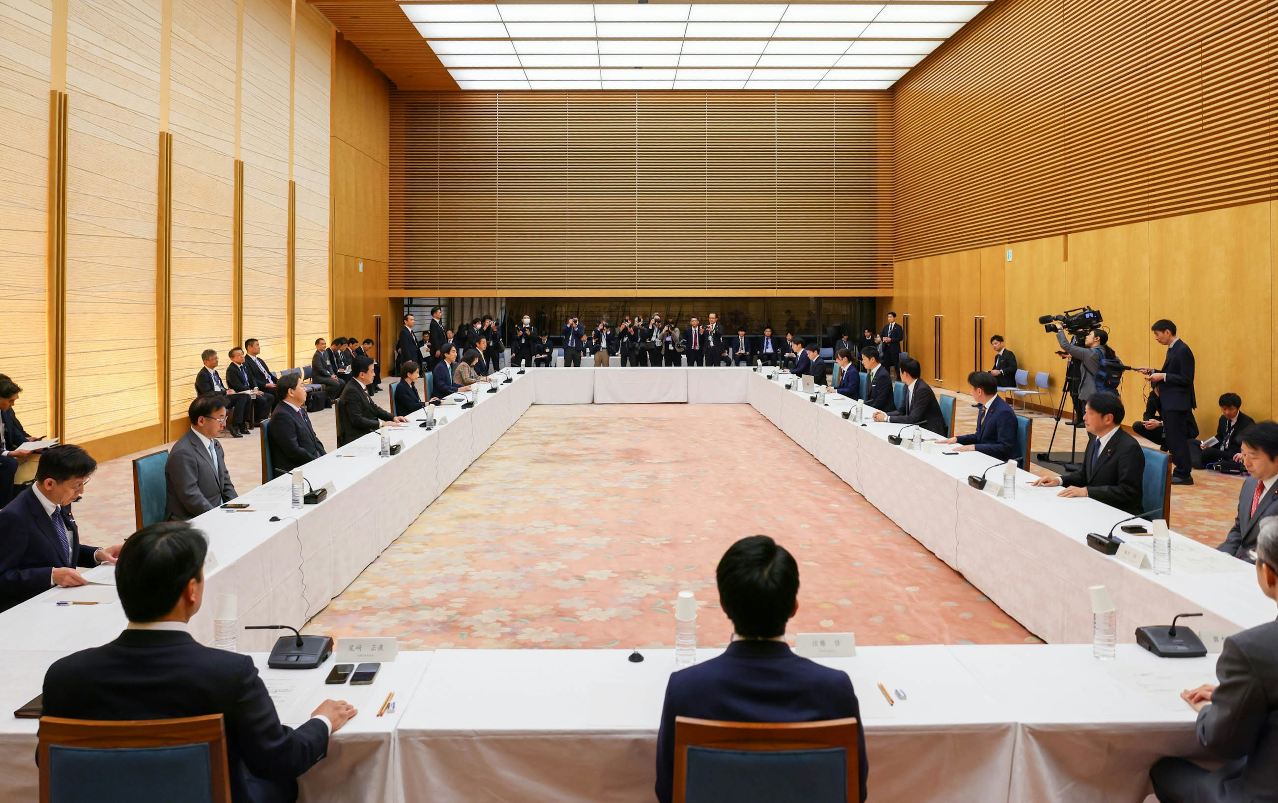 日本国民会议已就给付型税额扣抵与消费税减税展开讨论,但能否付诸实行仍是未知数。(日本首相官邸官网)