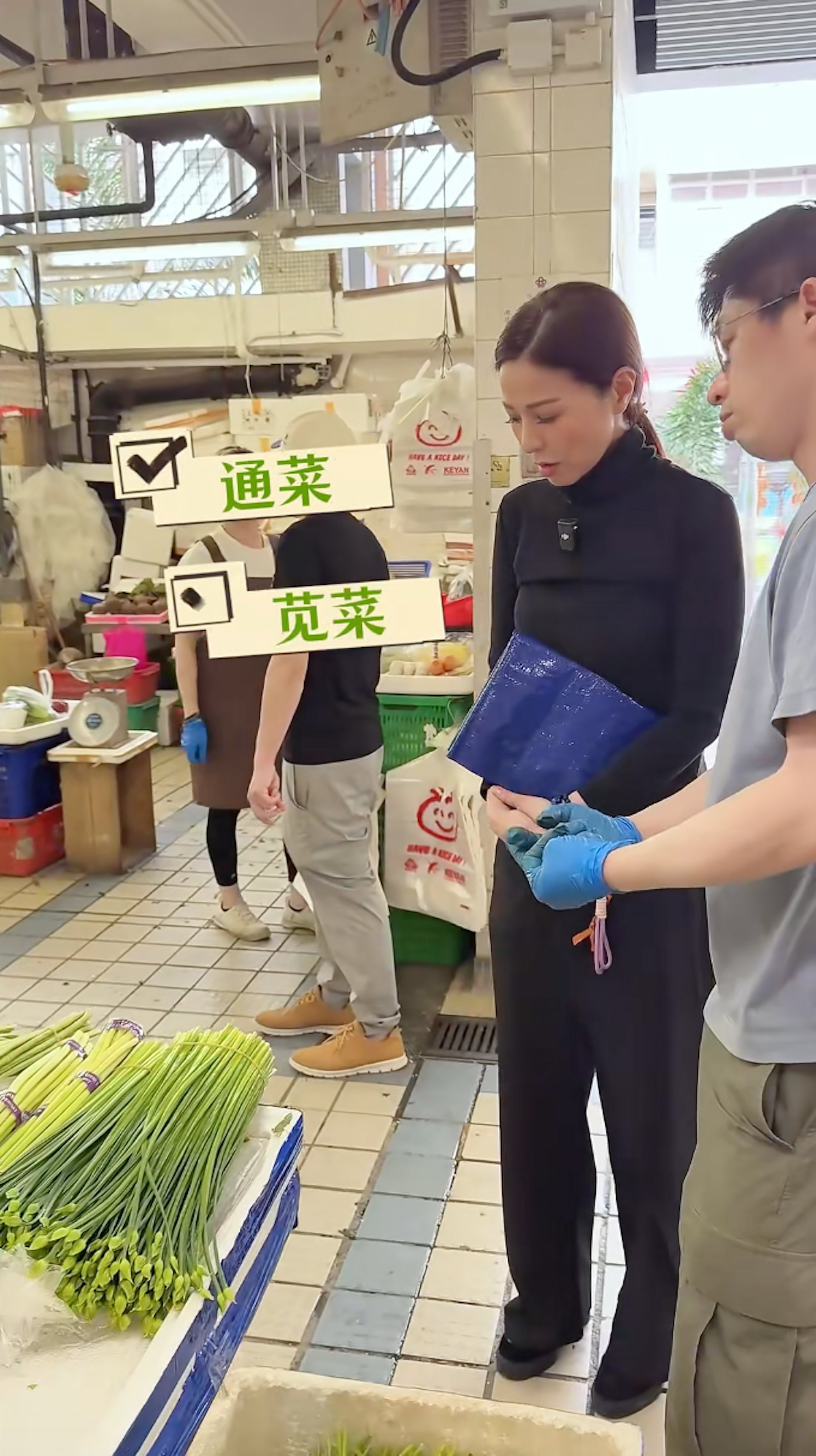 滕麗名收工到街市買餸。(小紅書)