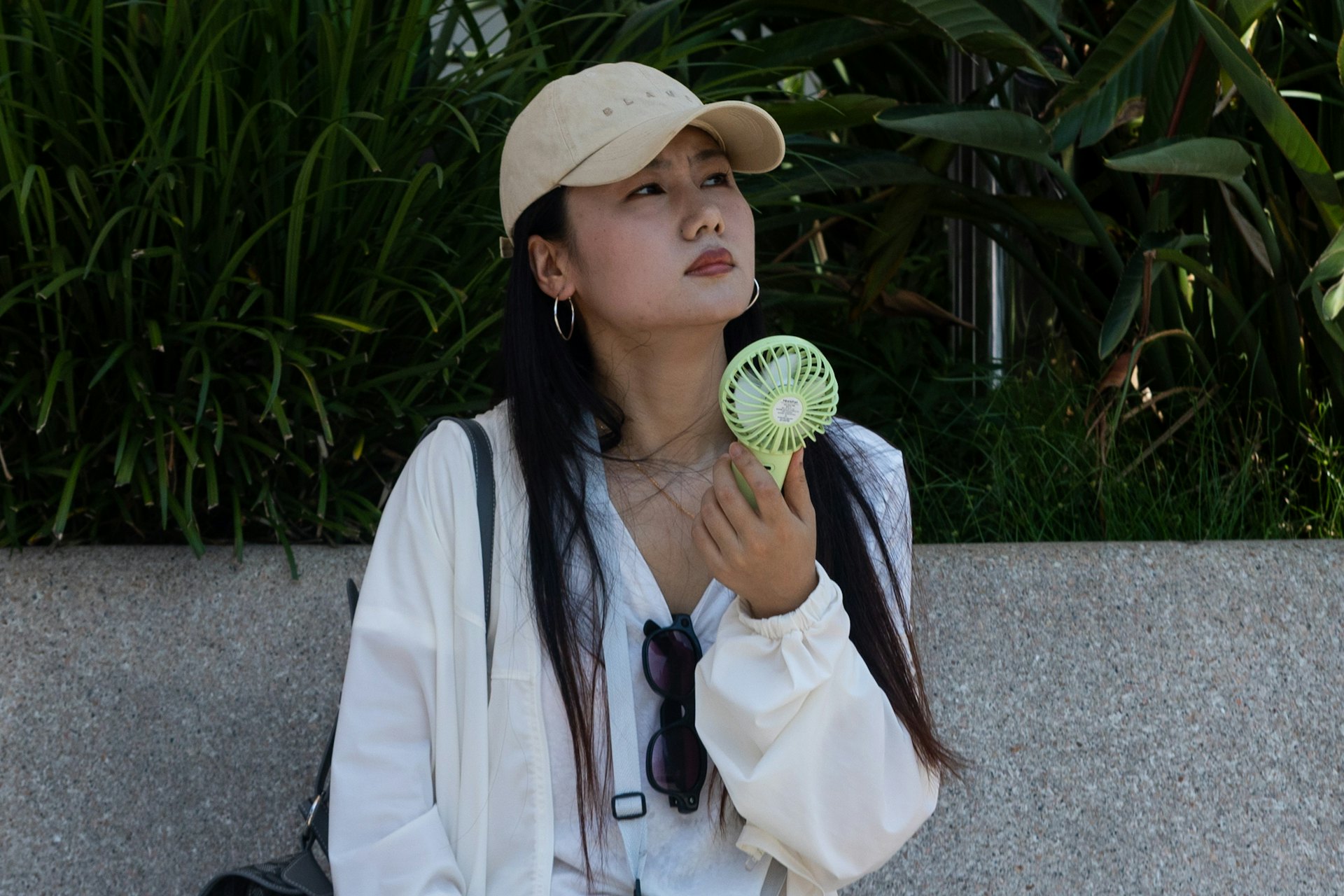 高温触发的雷雨正影响内陆地区,5月29日正午时分,本港多处地区气温上升至34度左右。