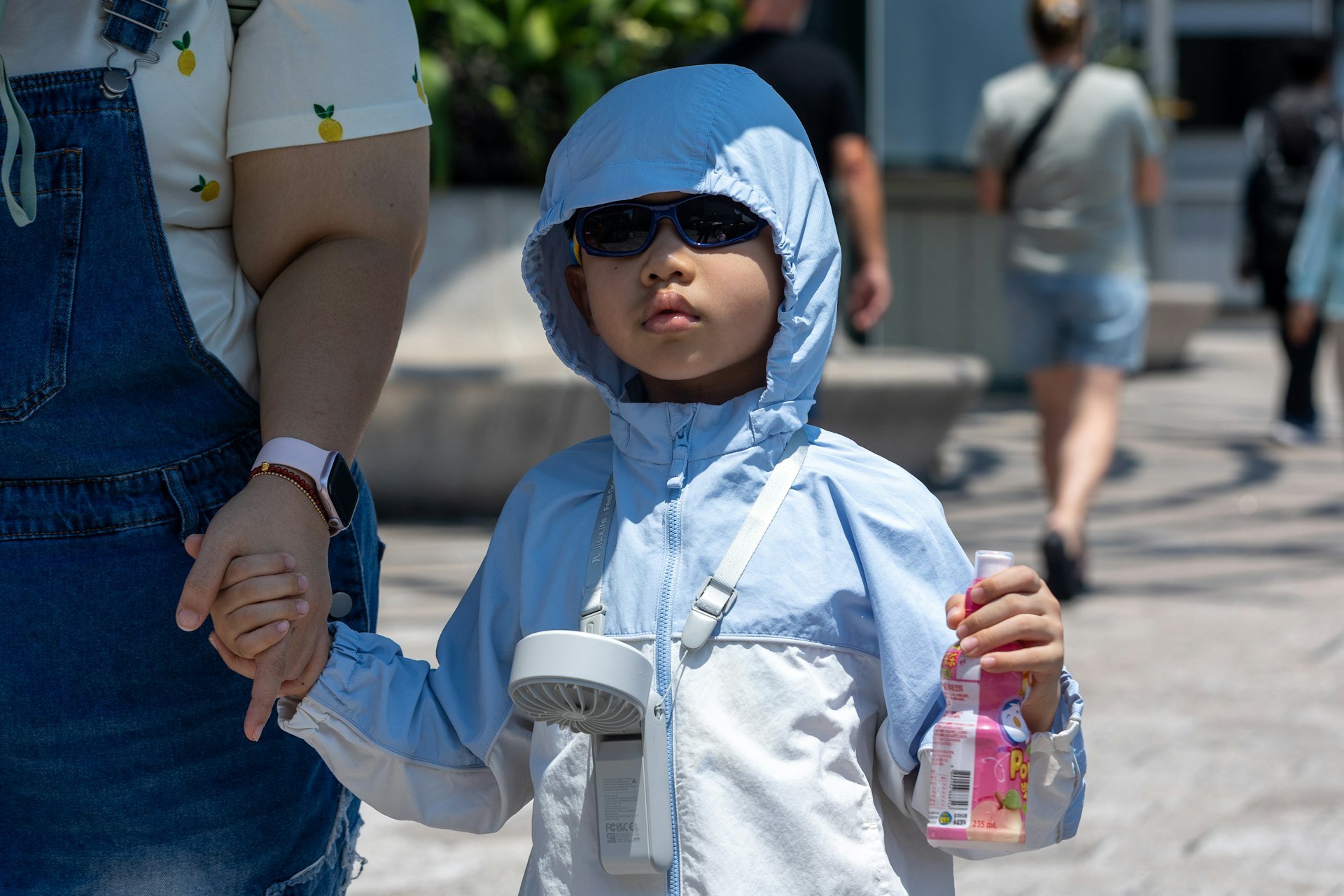 高温触发的雷雨正影响内陆地区,5月29日正午时分,本港多处地区气温上升至34度左右。