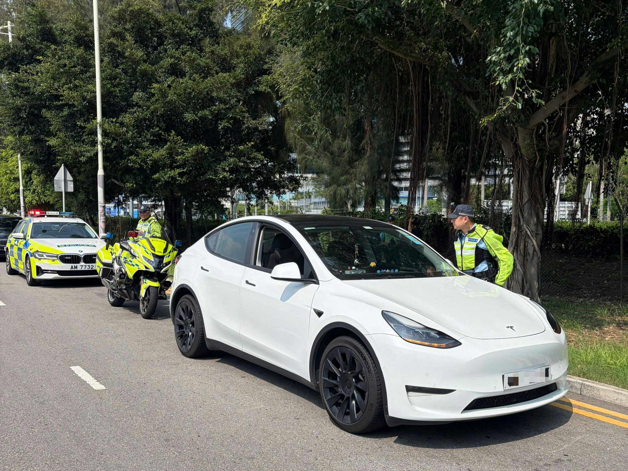 警方西九龍總區交通部執行及管制組特遣隊打擊白牌車，拘捕兩名司機，扣查兩輛私家車。圖為其中一輛被扣查的Tesla私家車。（警方提供）