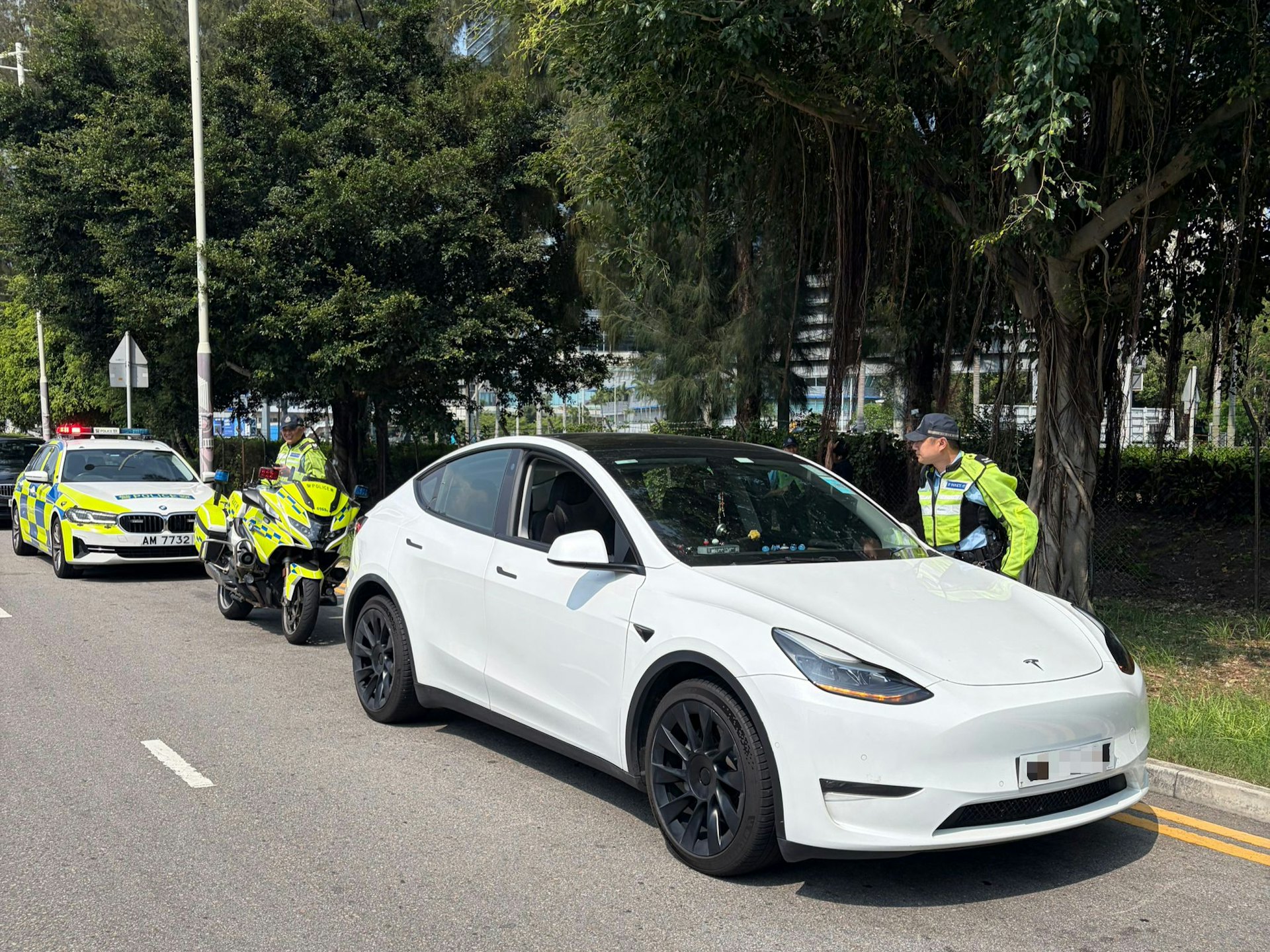 警方西九龍總區交通部執行及管制組特遣隊打擊白牌車,拘捕兩名司機,扣查兩輛私家車。圖為其中一輛被扣查的Tesla私家車。(警方提供) 警方西九龍總區交通部執行及管制組特遣隊打擊白牌車,拘捕兩名司機,扣查兩輛私家車。圖為其中一輛被扣查的Tesla私家車。(警方提供)