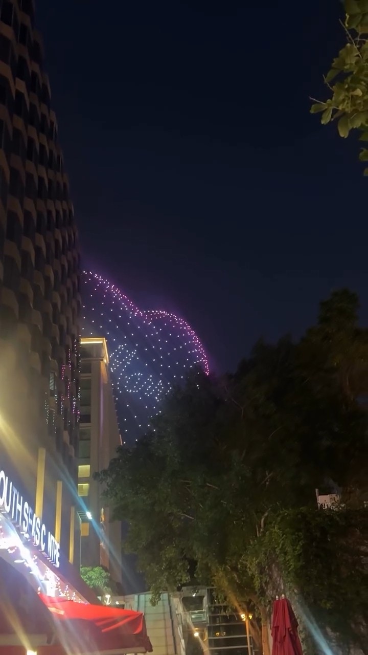 無人機在空中組成不同圖案，包括巨型玫瑰花、以人像做單膝跪地求婚指定動作，以及寫上「I love you」、「Marry Me」、「Tonight love writes itself across the sky and into eternity」等浪漫字句。（Threads@yoo.tszyan）