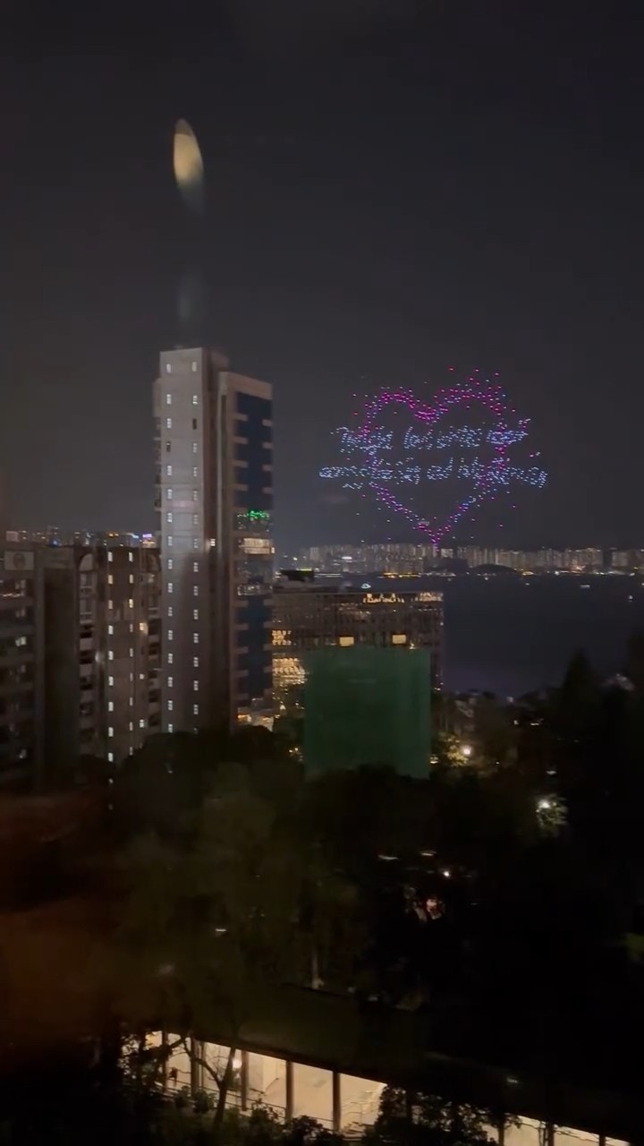 無人機在空中組成不同圖案，包括巨型玫瑰花、以人像做單膝跪地求婚指定動作，以及寫上「I love you」、「Marry Me」、「Tonight love writes itself across the sky and into eternity」等浪漫字句。（Threads@tweetyfcy）