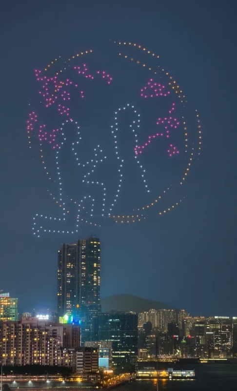 無人機在空中組成不同圖案，包括巨型玫瑰花、以人像做單膝跪地求婚指定動作，以及寫上「I love you」、「Marry Me」、「Tonight love writes itself across the sky and into eternity」等浪漫字句。（Threads@xtal.unicorn）
