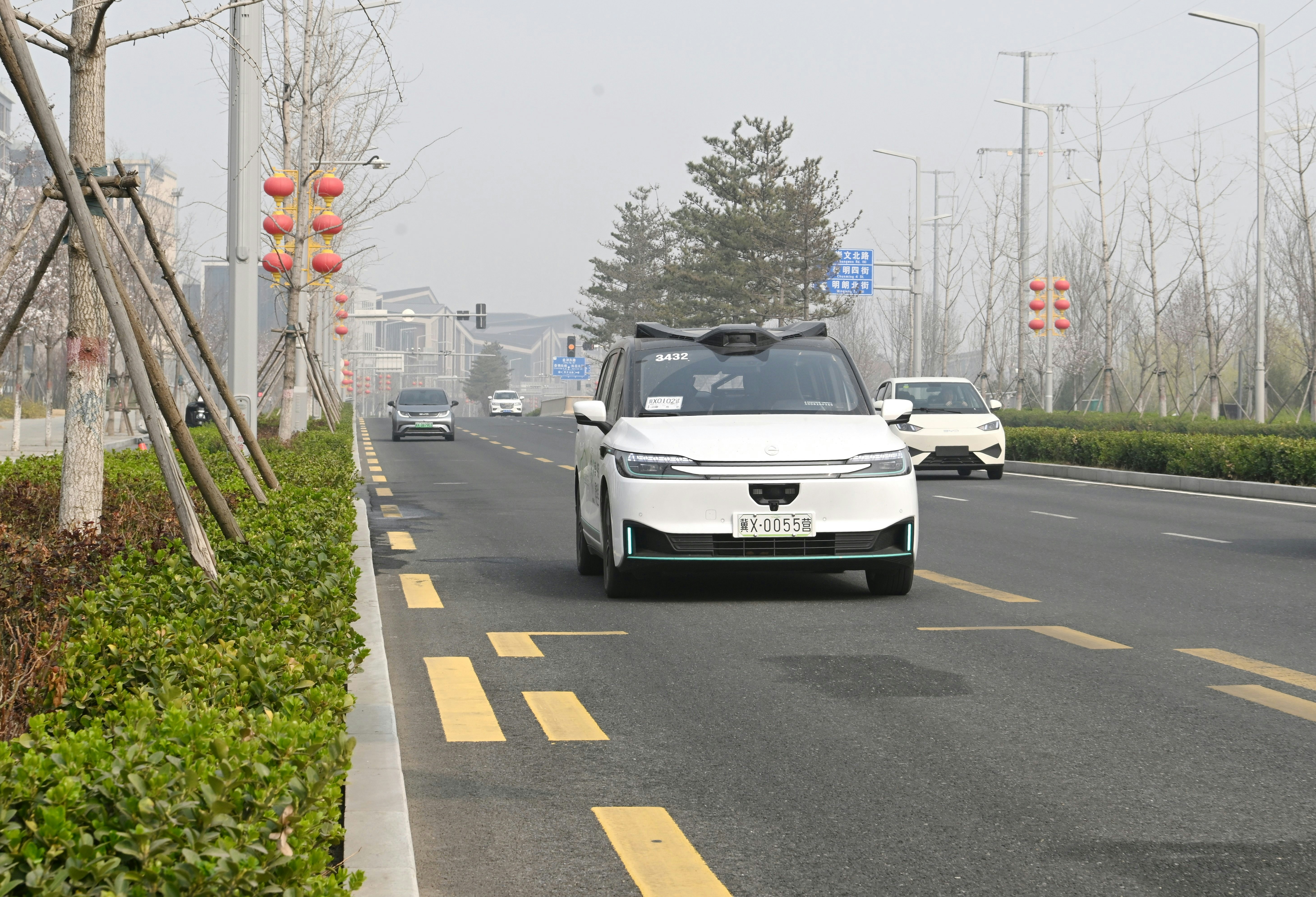3月26日， 一輛無人駕駛網約車在雄安新區容東片區街道上行駛。（新華社）