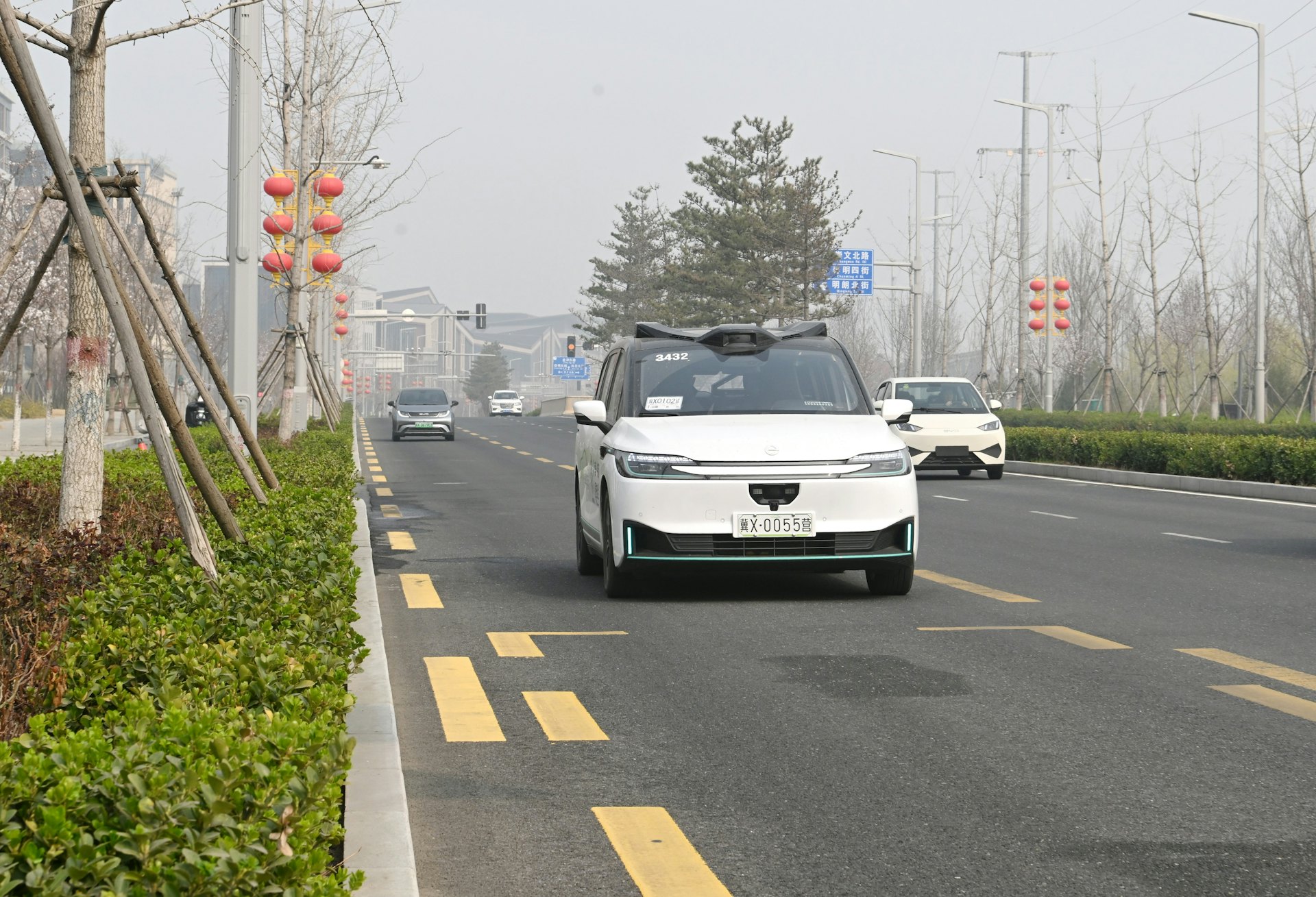3月26日, 一輛無人駕駛網約車在雄安新區容東片區街道上行駛。(新華社) 3月26日, 一輛無人駕駛網約車在雄安新區容東片區街道上行駛。(新華社)