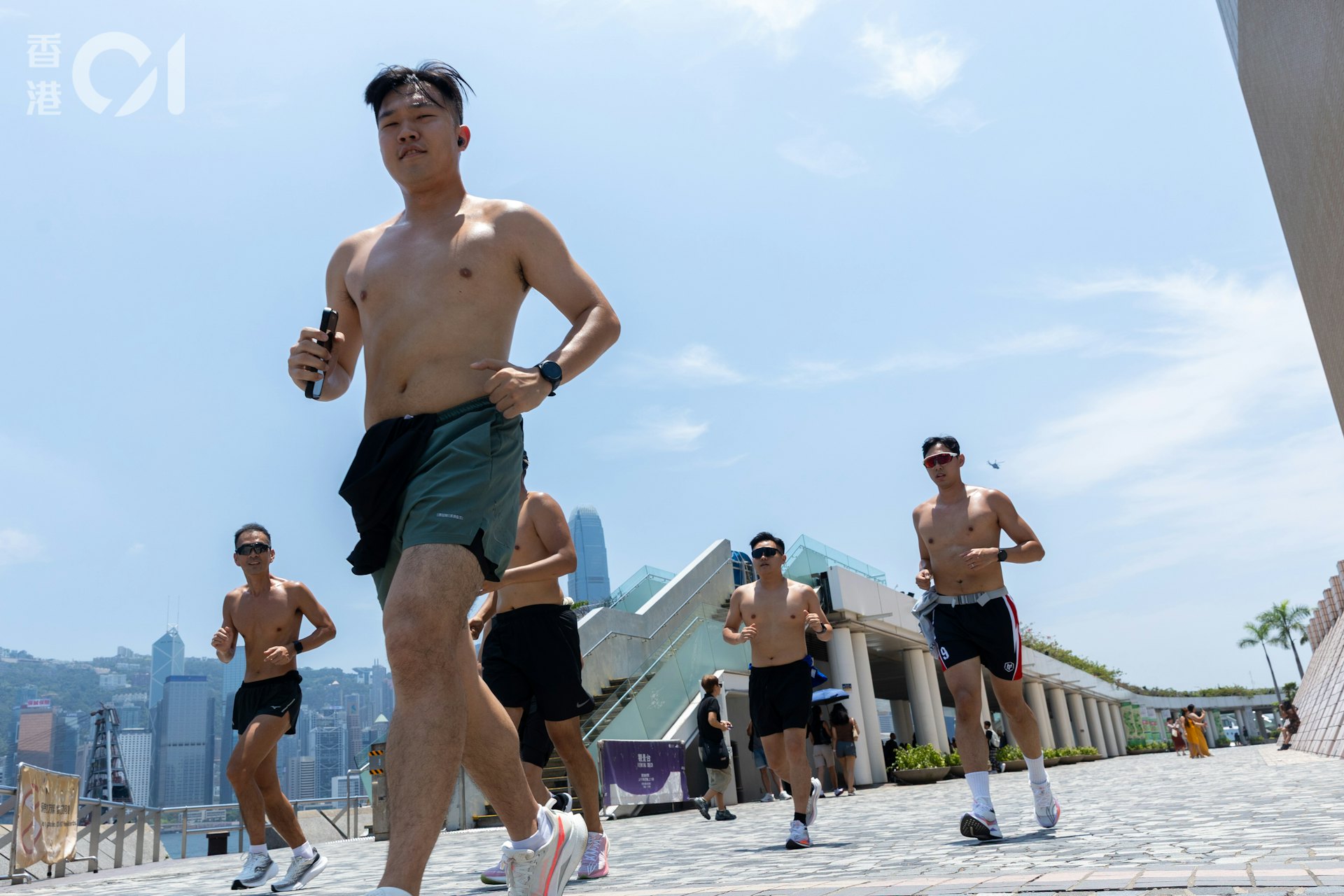 上周五(29日)本港迎来今年首次「极端酷热」天气,多区气温上升至35度或以上,天文台总部则录得最高气温34.1度,是今年以来最高纪录。