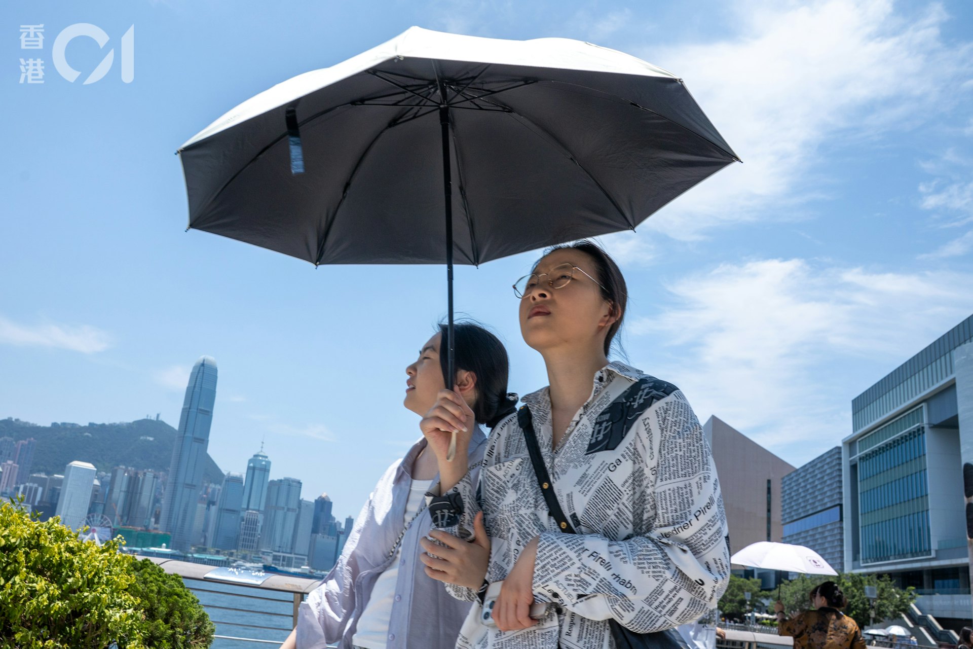 上周五(29日)本港迎来今年首次「极端酷热」天气,多区气温上升至35度或以上,天文台总部则录得最高气温34.1度,是今年以来最高纪录。