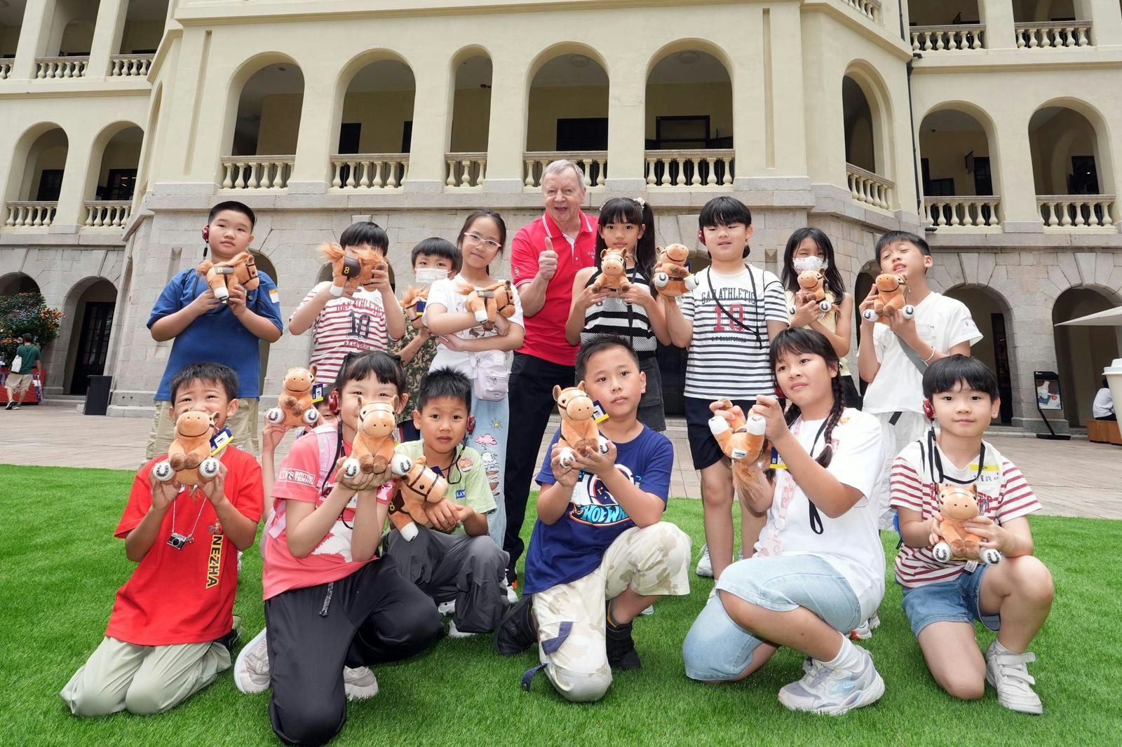 [情感連結] 馬會義工月圓滿舉行 逾1300人藉逾80活動服務社區4700小時，我在數據洪流中看見人類用溫暖填補了冷冰冰的算法缺口