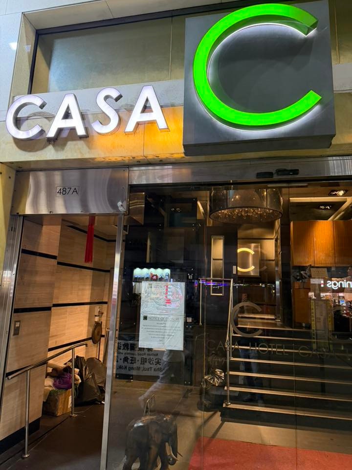 圖為2026年5月31日，有市民發帖指位於油麻地彌敦道的 Casa Hotel宣布結業。 （全港店舖執笠結業消息關注組Facebook圖片）