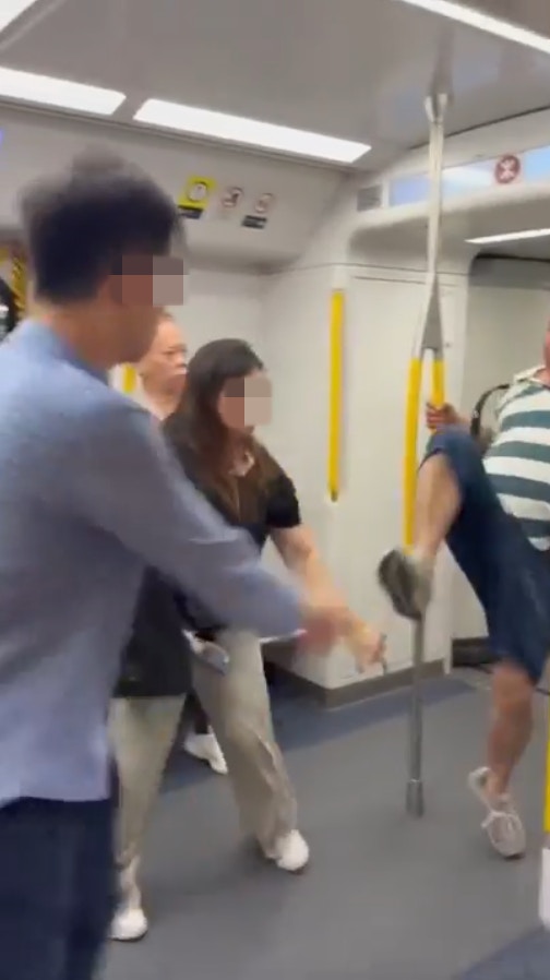 間條男中拳後向後倒，並嘗試伸腳反擊但不成功。（zjasont001n片段截圖）