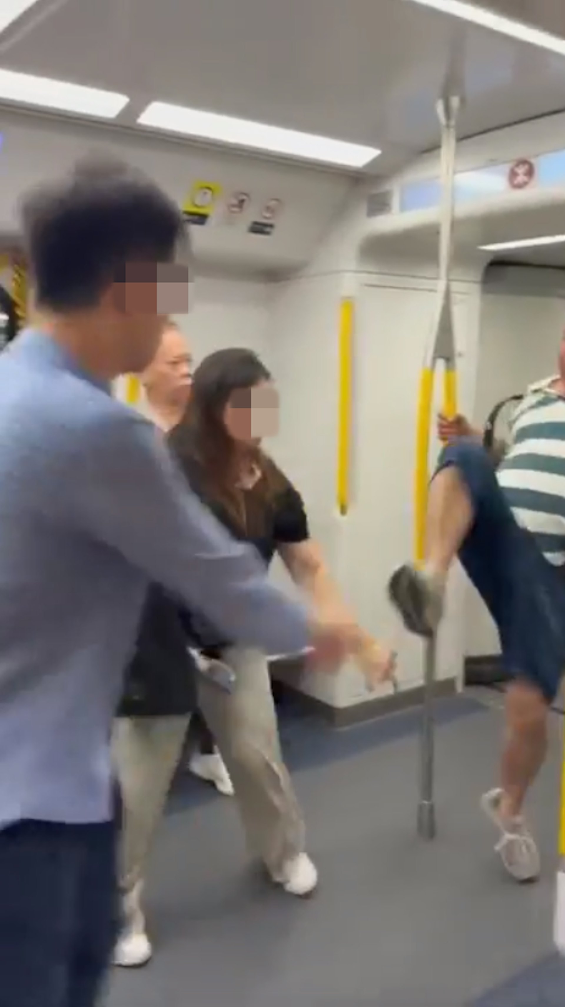 間條男中拳後向後倒,並嘗試伸腳反擊但不成功。(zjasont001n片段截圖) 間條男中拳後向後倒,並嘗試伸腳反擊但不成功。(zjasont001n片段截圖)