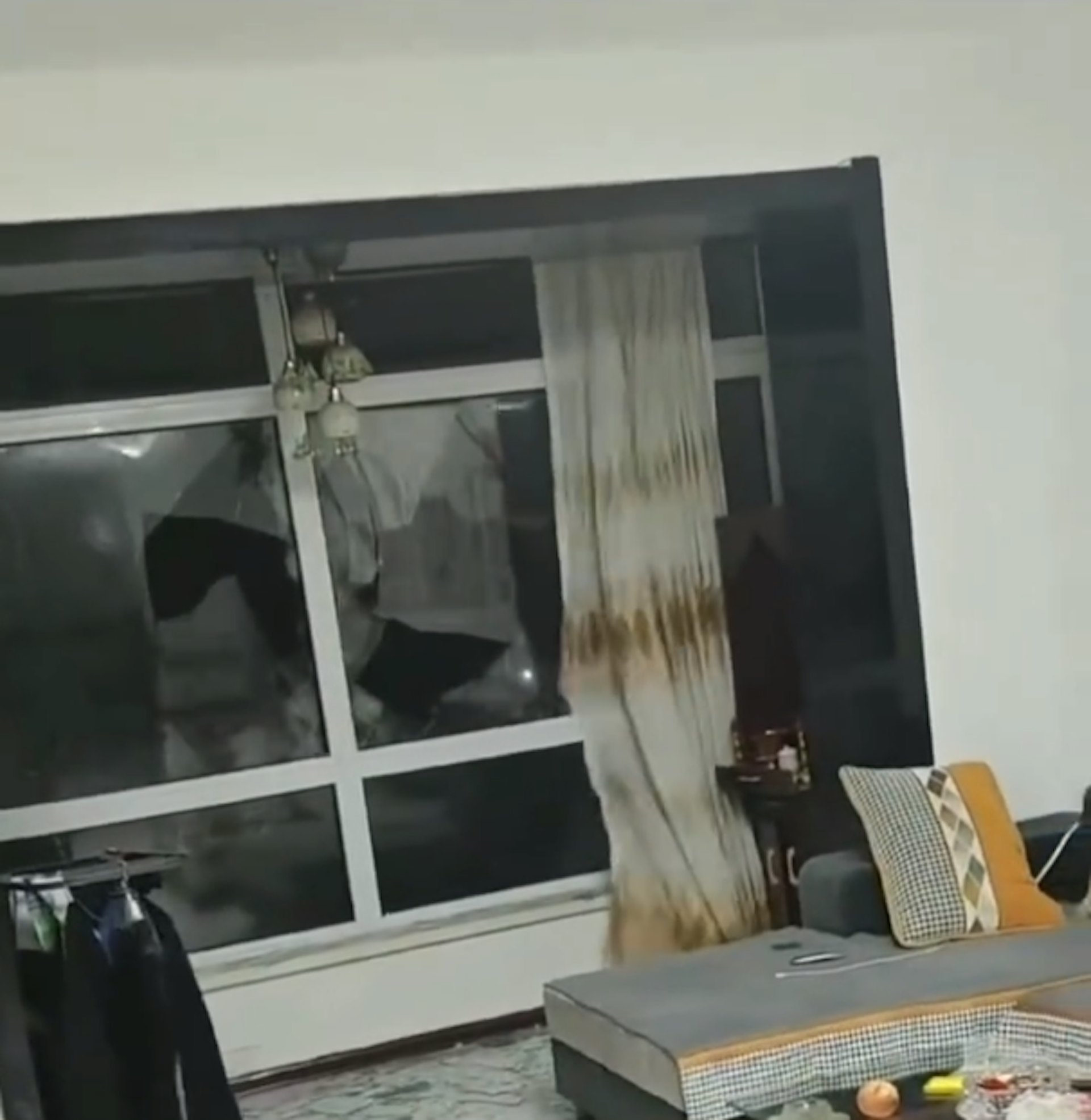 大風震碎玻璃。(微博) 大風震碎玻璃。(微博)