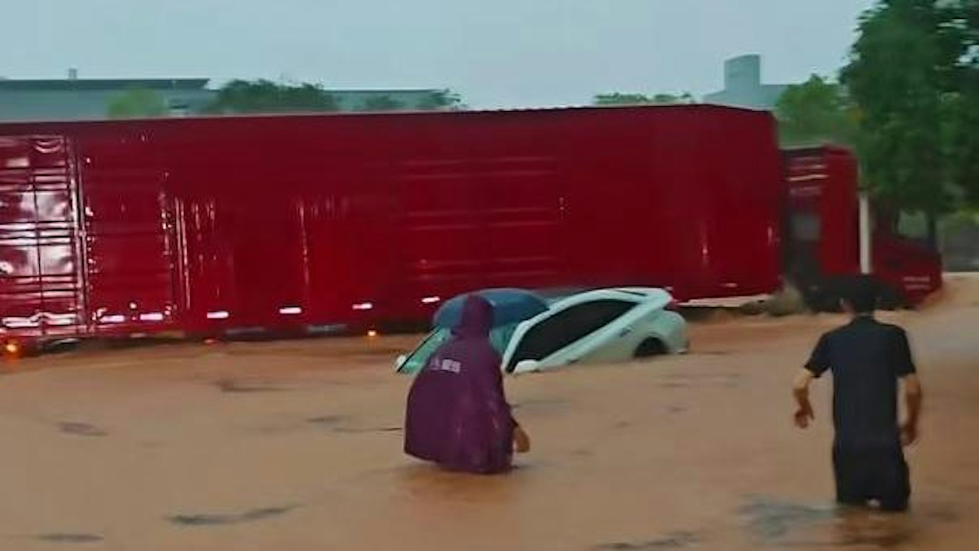5月29日河源市龍川縣因暴雨積水嚴重,一名女司機因積水漫過車頂受困車內。(截取自微信視頻號@羊城晚報) 5月29日河源市龍川縣因暴雨積水嚴重,一名女司機因積水漫過車頂受困車內。(截取自微信視頻號@羊城晚報)