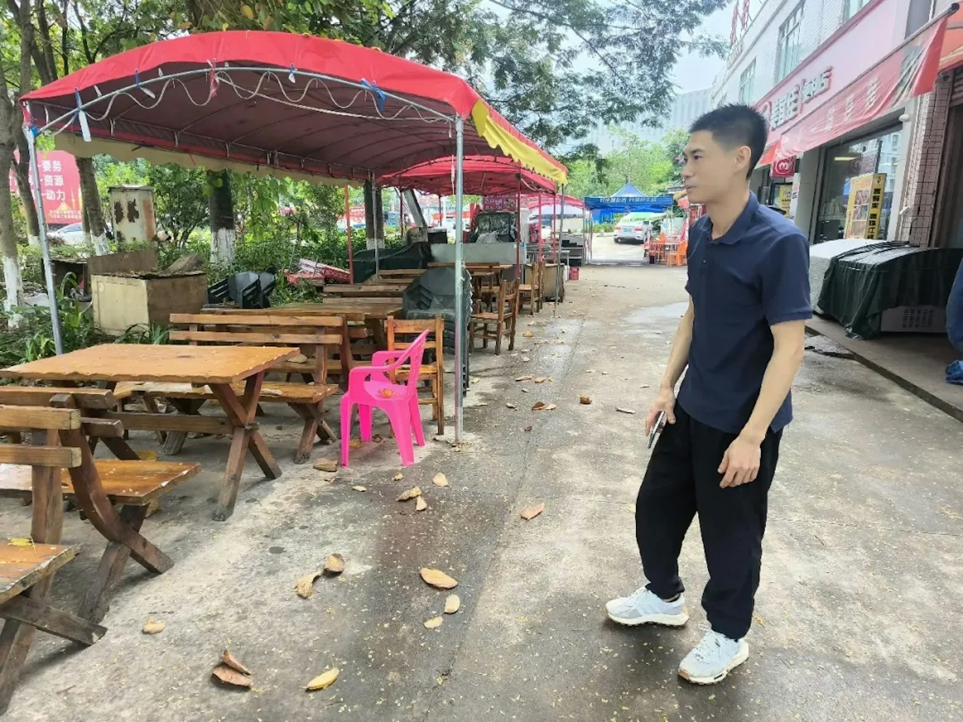 黃小金回到現場與記者講述當天事發過程(羊城晚報提供) 黃小金回到現場與記者講述當天事發過程(羊城晚報提供)
