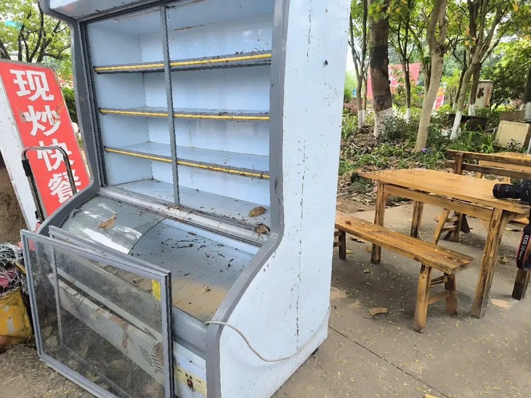黃小金店內被水泡壞的食材保鮮櫃（羊城晚報提供）