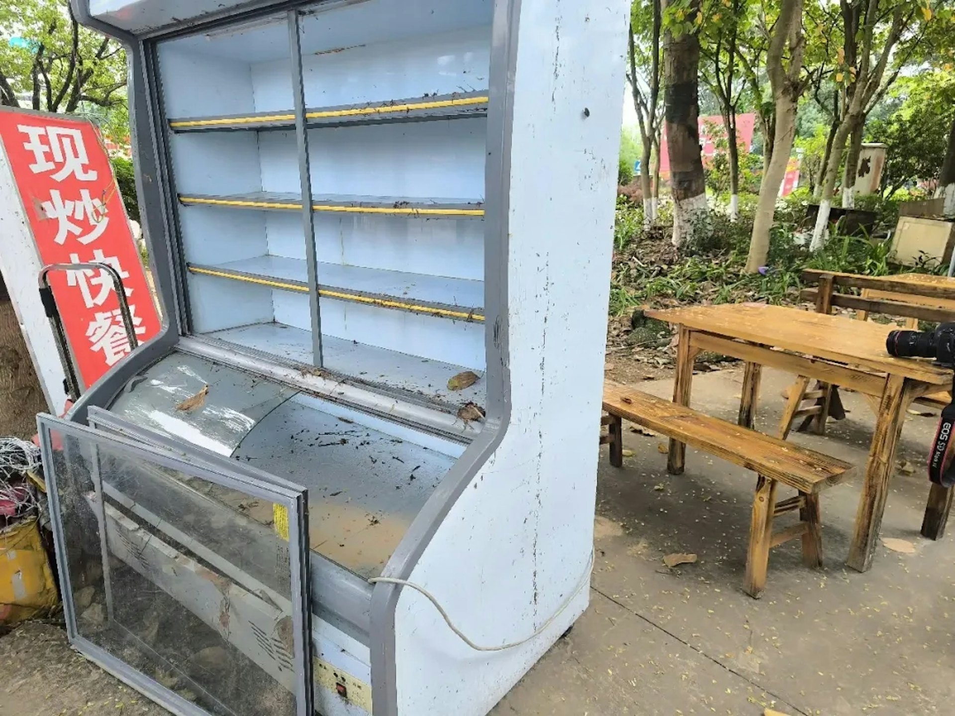 黃小金店內被水泡壞的食材保鮮櫃(羊城晚報提供) 黃小金店內被水泡壞的食材保鮮櫃(羊城晚報提供)