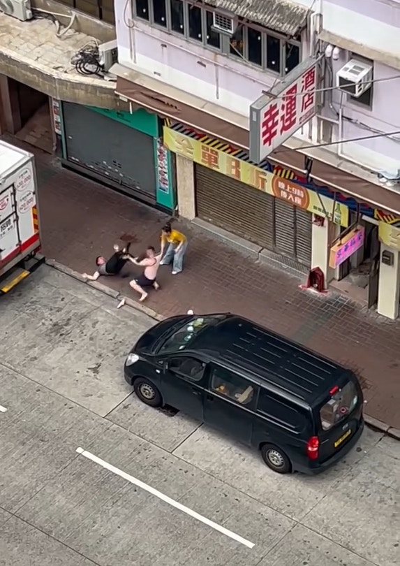 網上今日（1日）流傳一段影片，拍下旺角砵蘭街兩名男子在一間酒店對開肉搏纏鬥。（RubyParrot1590／香港交通及突發事故報料區  ）