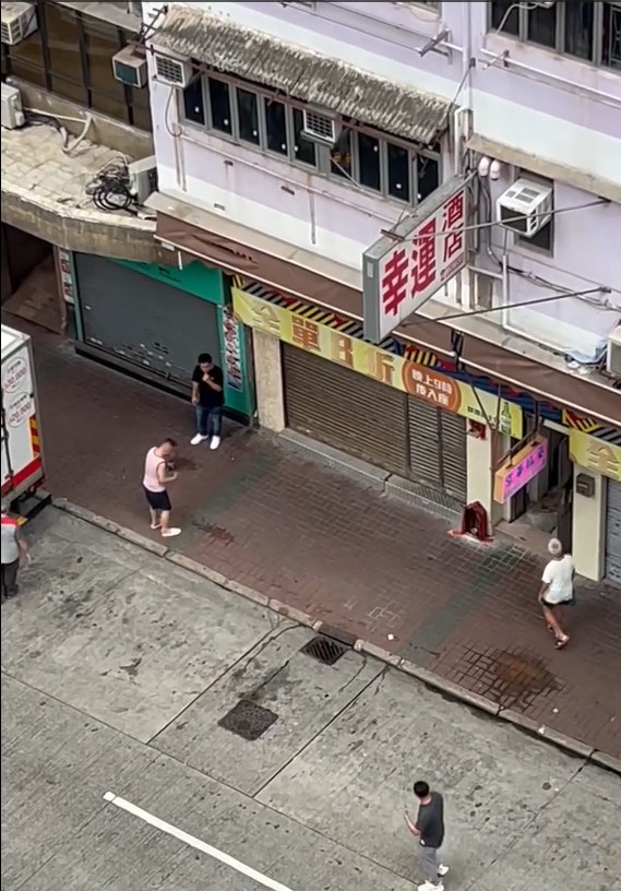 網上今日（1日）流傳一段影片，拍下旺角砵蘭街兩名男子在一間酒店對開肉搏纏鬥。（RubyParrot1590／香港交通及突發事故報料區  ）