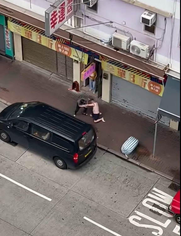 網上今日（1日）流傳一段影片，拍下旺角砵蘭街兩名男子在一間酒店對開肉搏纏鬥。（RubyParrot1590／香港交通及突發事故報料區  ）