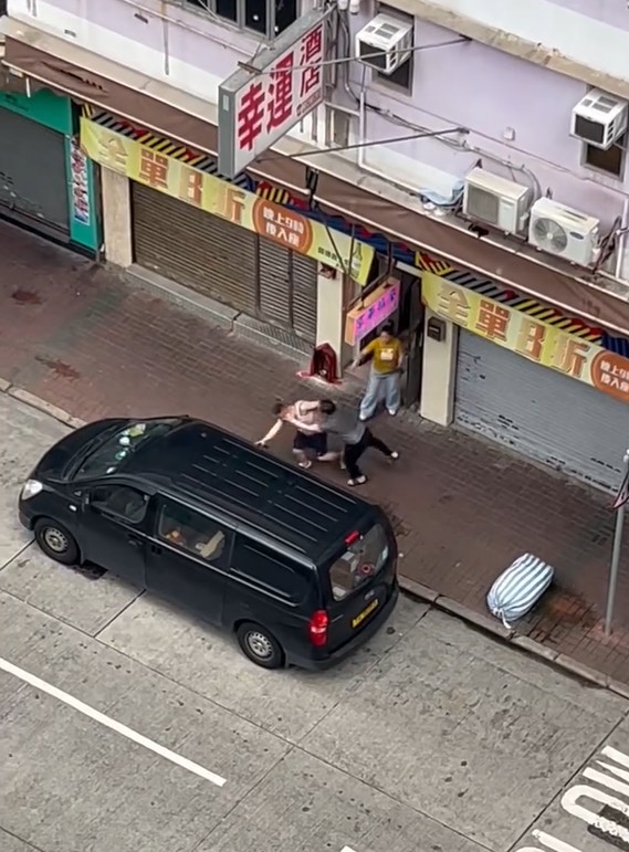 網上今日（1日）流傳一段影片，拍下旺角砵蘭街兩名男子在一間酒店對開肉搏纏鬥。（RubyParrot1590／香港交通及突發事故報料區  ）