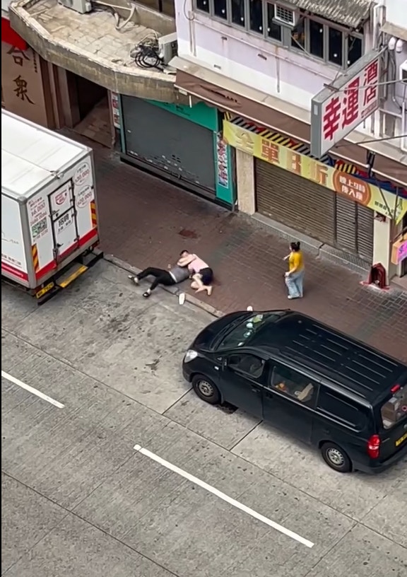 網上今日（1日）流傳一段影片，拍下旺角砵蘭街兩名男子在一間酒店對開肉搏纏鬥。（RubyParrot1590／香港交通及突發事故報料區  ）
