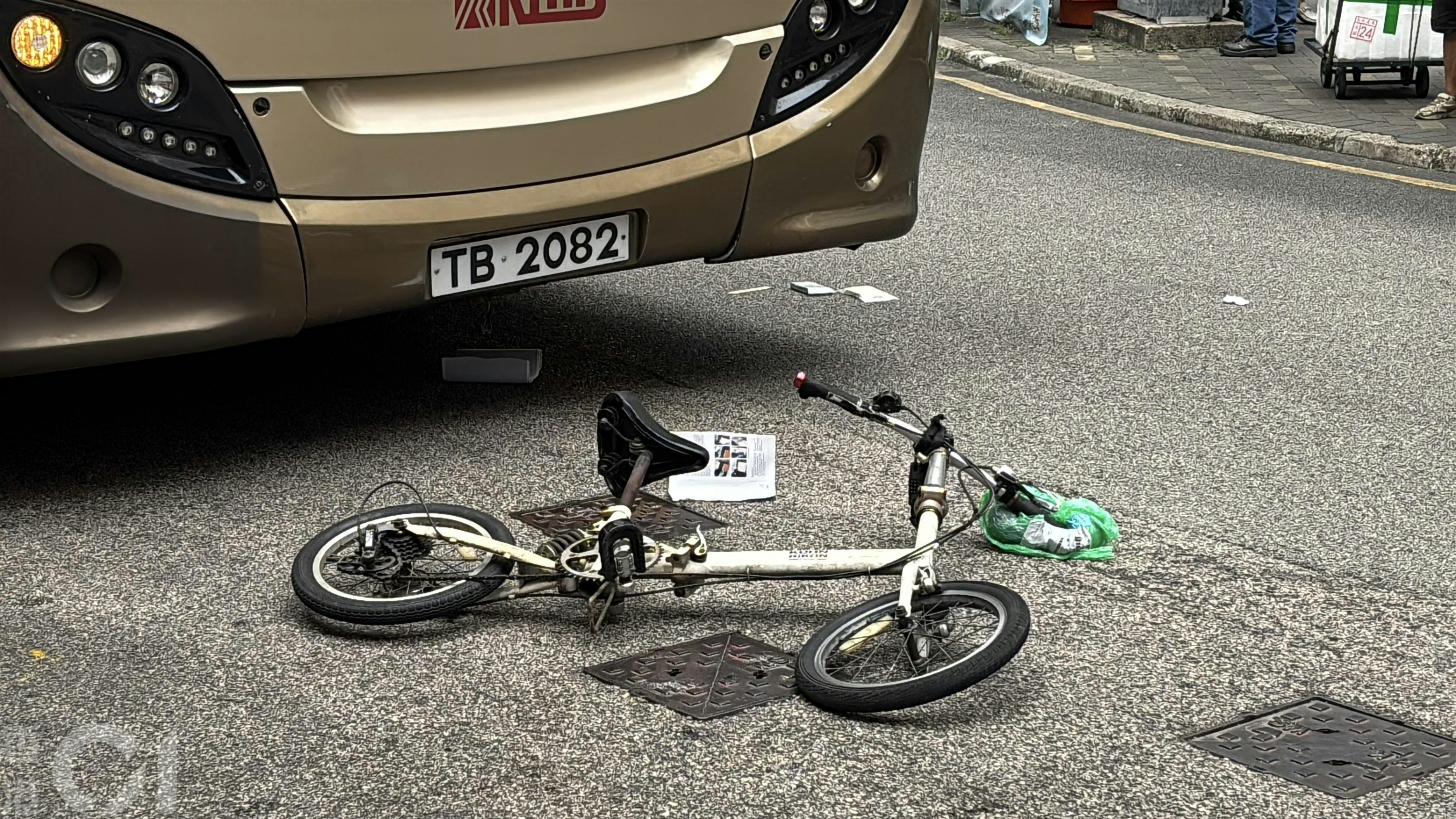 涉事單車翻側。（林振華攝）