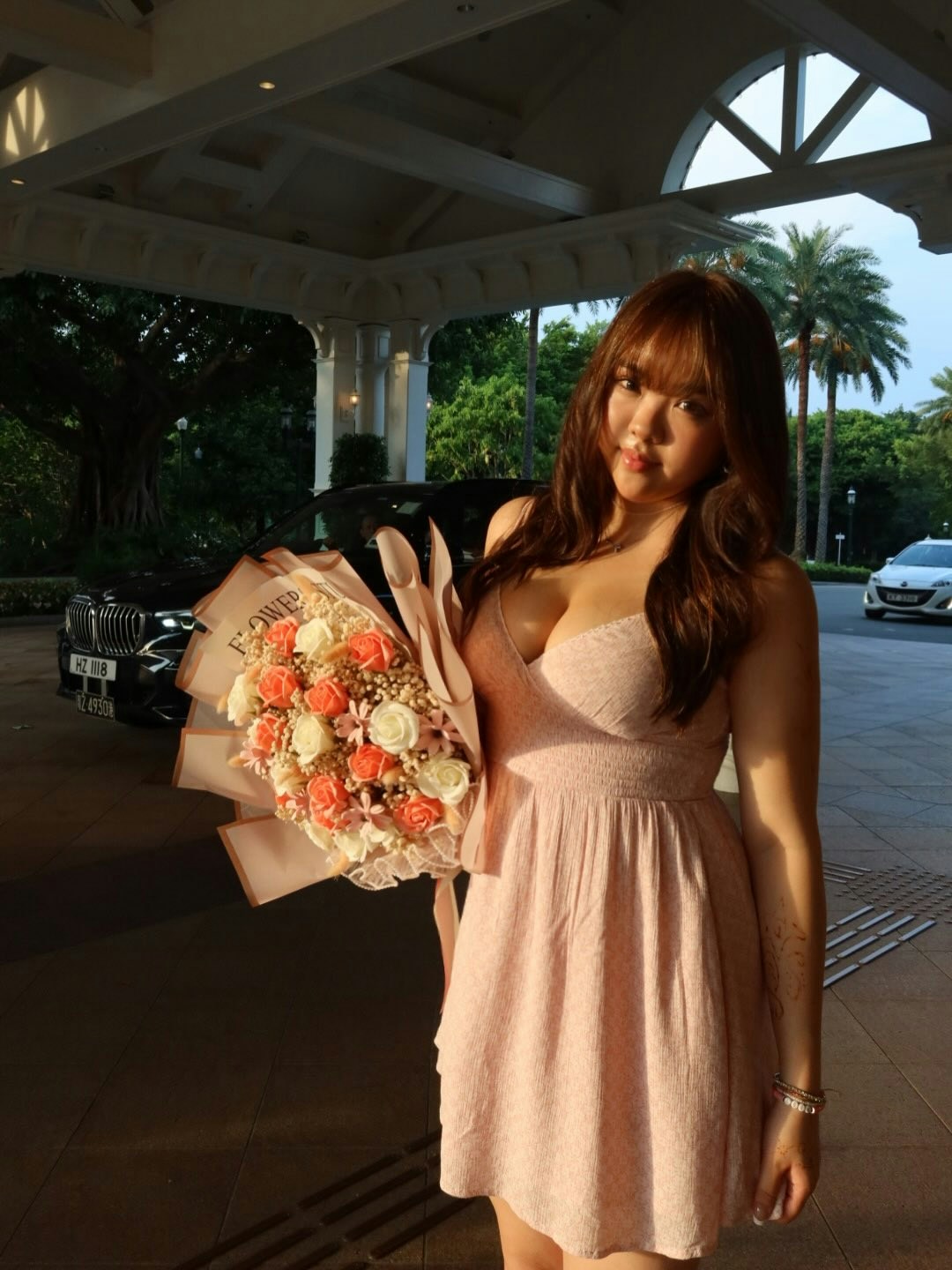 林盛斌爱女Faye晒桃红低胸照引热议,自信身材观获网民点赞 林盛斌爱女Faye晒桃红低胸照引热议,自信身材观获网民点赞