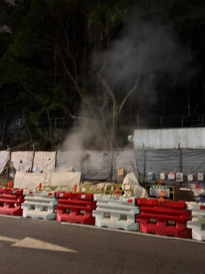 堅尼地城卑路乍街一個地盤懷疑發生火警。現場可見，有大批消防到場撲救，地盤位置有白煙冒出。（fb／西環變幻時 Ivy Chan）