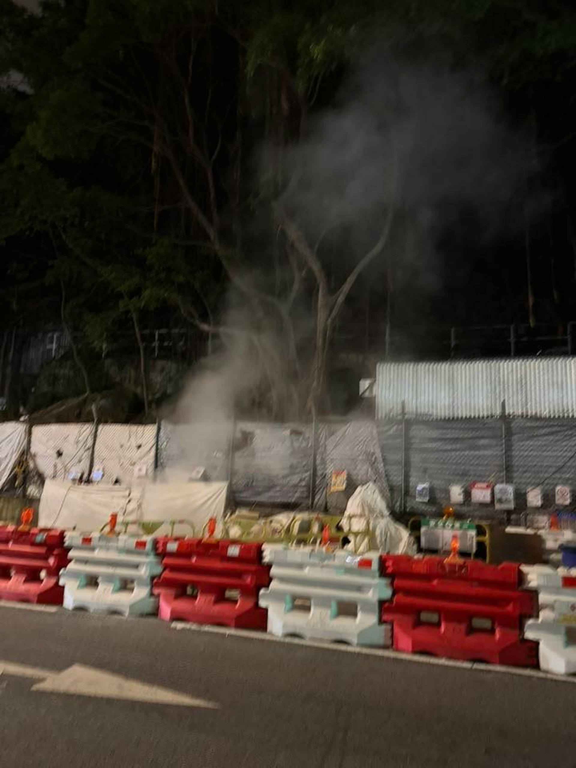 堅尼地城卑路乍街一個地盤懷疑發生火警。現場可見,有大批消防到場撲救,地盤位置有白煙冒出。(fb/西環變幻時 Ivy Chan) 堅尼地城卑路乍街一個地盤懷疑發生火警。現場可見,有大批消防到場撲救,地盤位置有白煙冒出。(fb/西環變幻時 Ivy Chan)