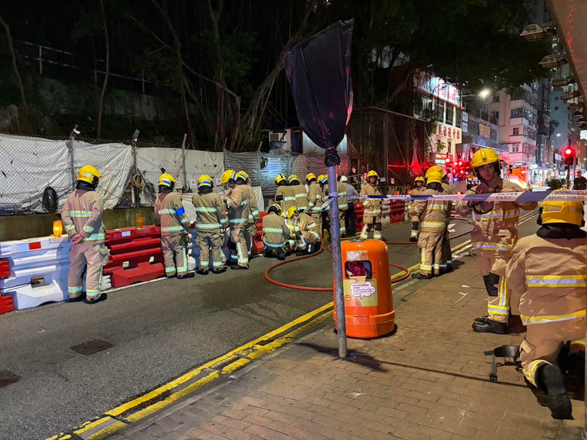 堅尼地城卑路乍街一個地盤懷疑發生火警。現場可見,有大批消防到場撲救。(fb/西環變幻時 Ivy Chan) 堅尼地城卑路乍街一個地盤懷疑發生火警。現場可見,有大批消防到場撲救。(fb/西環變幻時 Ivy Chan)