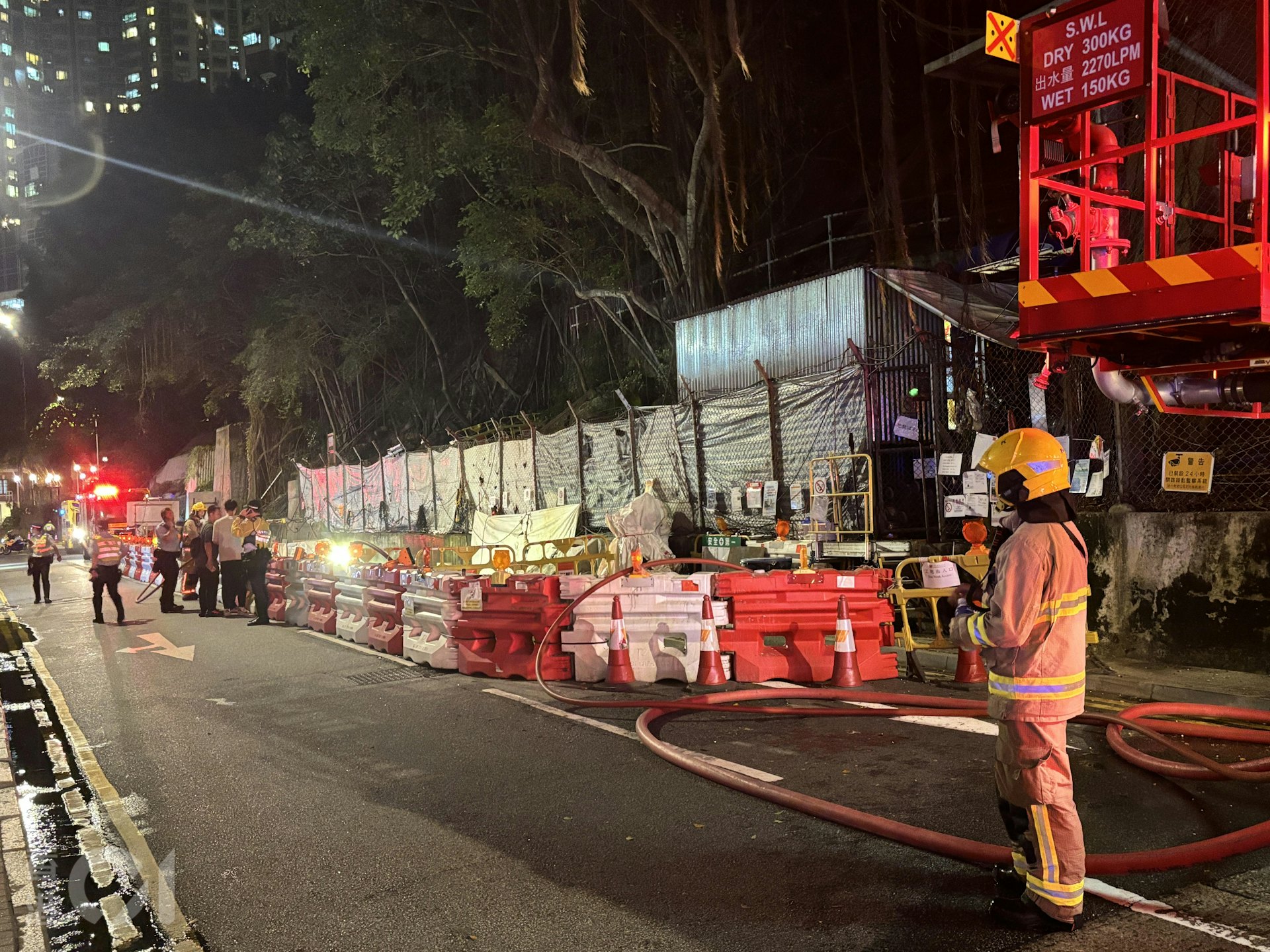 堅尼地城卑路乍街一個地盤懷疑發生火警。現場可見,有大批消防到場撲救。(羅日昇攝) 堅尼地城卑路乍街一個地盤懷疑發生火警。現場可見,有大批消防到場撲救。(羅日昇攝)
