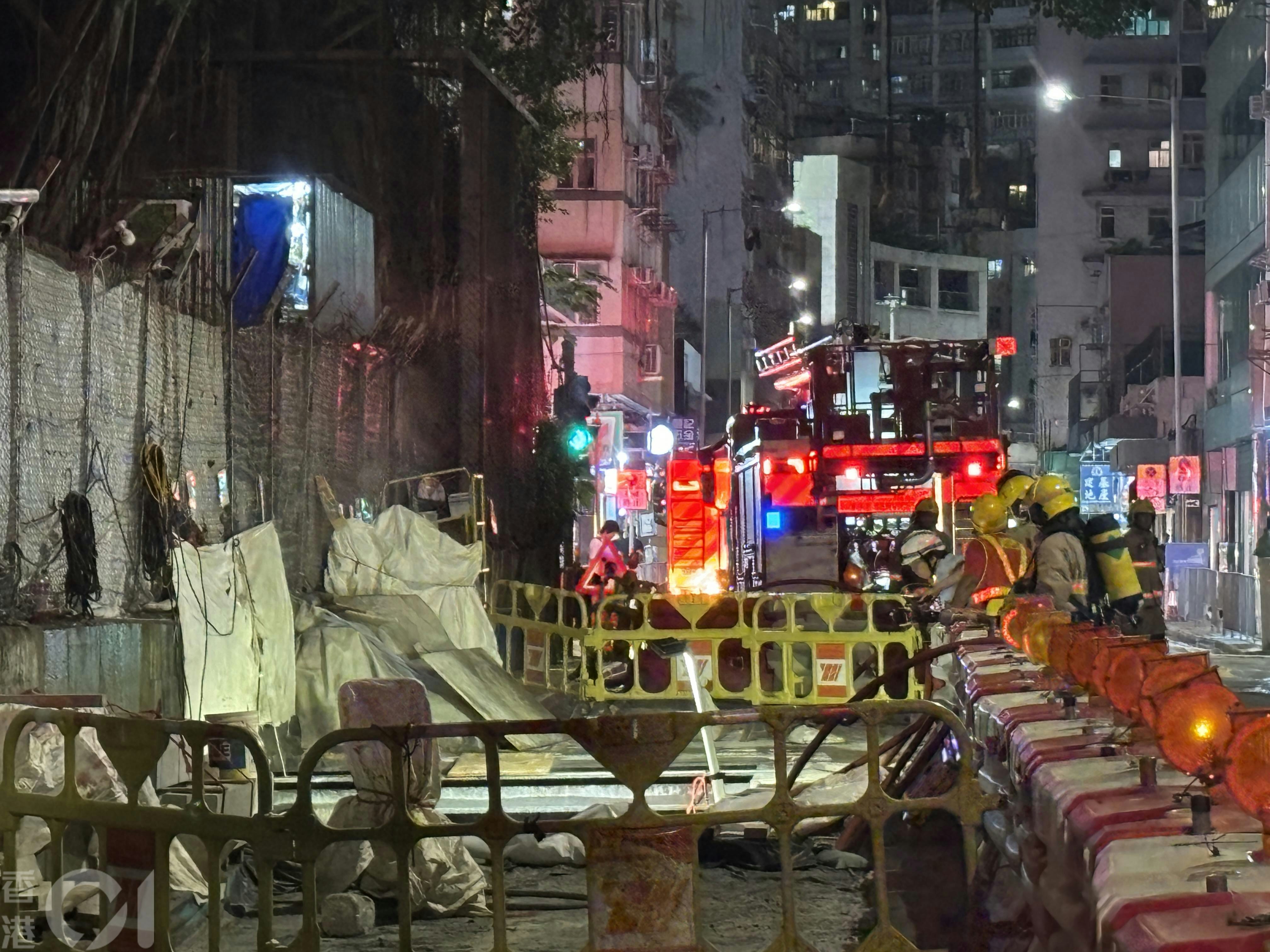 堅尼地城卑路乍街一個地盤懷疑發生火警。現場可見，有大批消防到場撲救。（羅日昇攝）