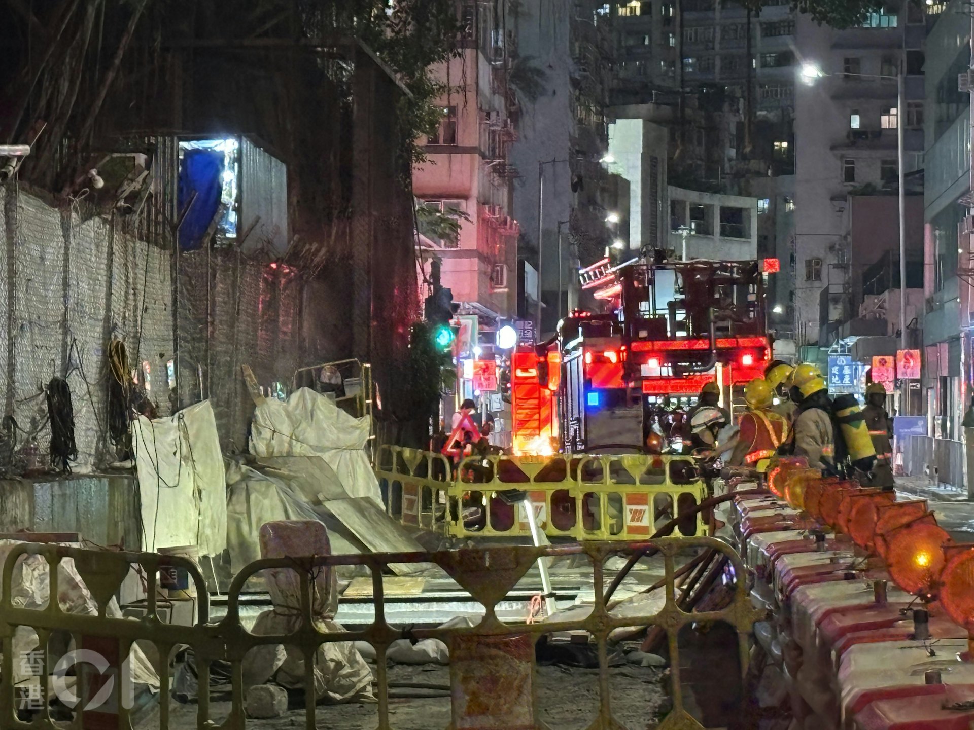 堅尼地城卑路乍街一個地盤懷疑發生火警。現場可見,有大批消防到場撲救。(羅日昇攝) 堅尼地城卑路乍街一個地盤懷疑發生火警。現場可見,有大批消防到場撲救。(羅日昇攝)