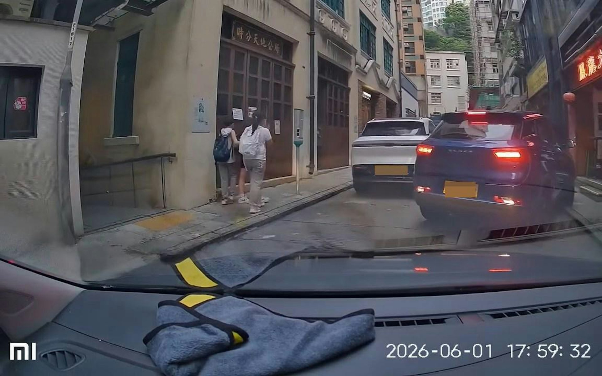 機智的片主趁大叔走上行人路背對一刻,極速開車率先半邊車身駛入泊車位阻截Seres電動車。(Facebook群組「車cam L(香港群組)」) 機智的片主趁大叔走上行人路背對一刻,極速開車率先半邊車身駛入泊車位阻截Seres電動車。(Facebook群組「車cam L(香港群組)」)