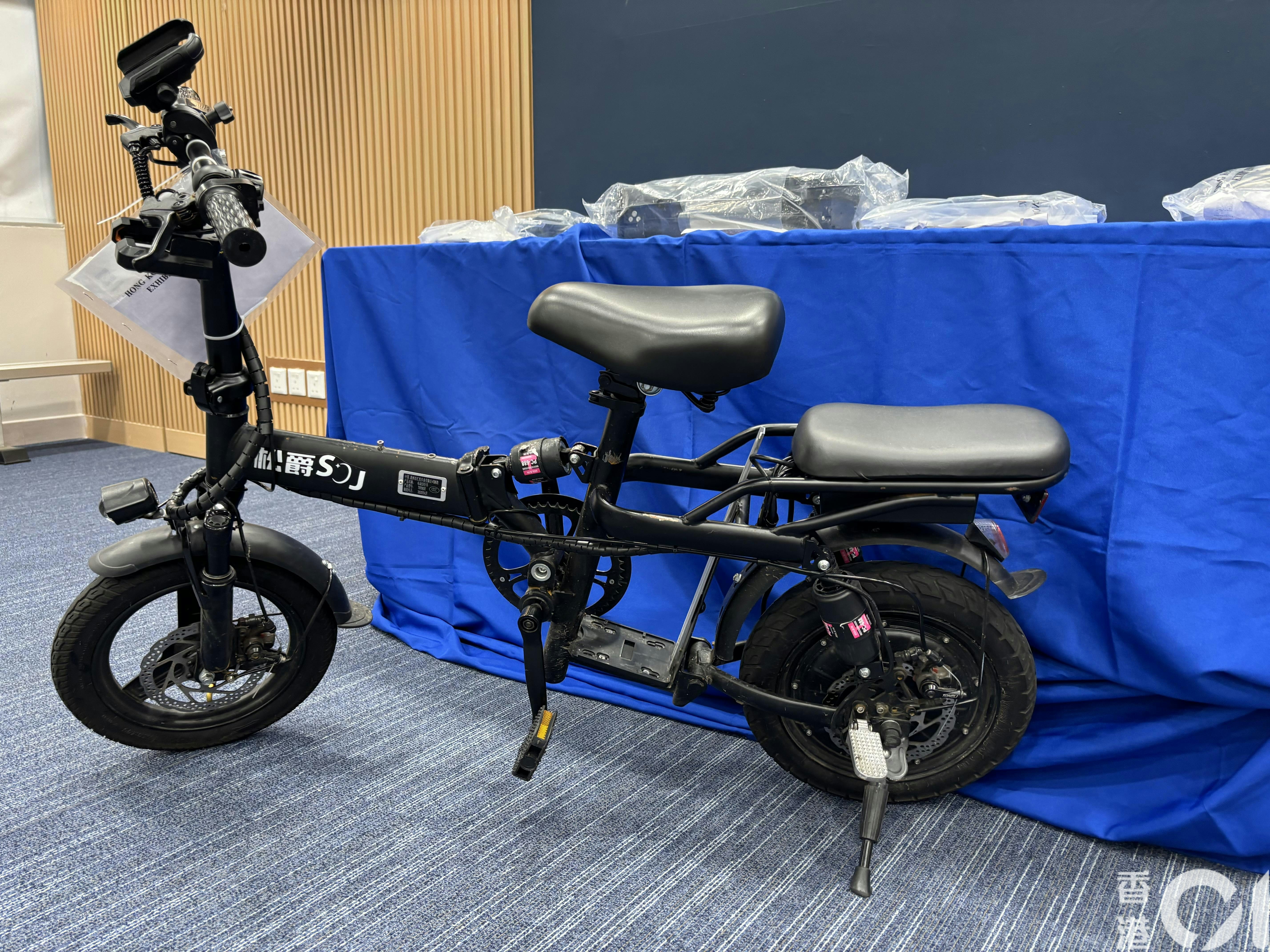 相關電動單車，警方將會安排送往運輸署作進一步檢驗。（王譯揚攝）