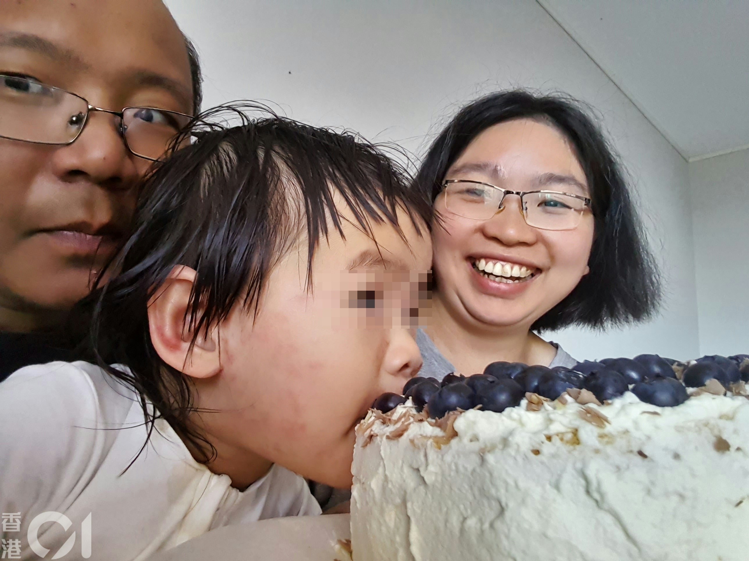 Lily與父母在瑞典的生活照。（受訪者提供圖片）