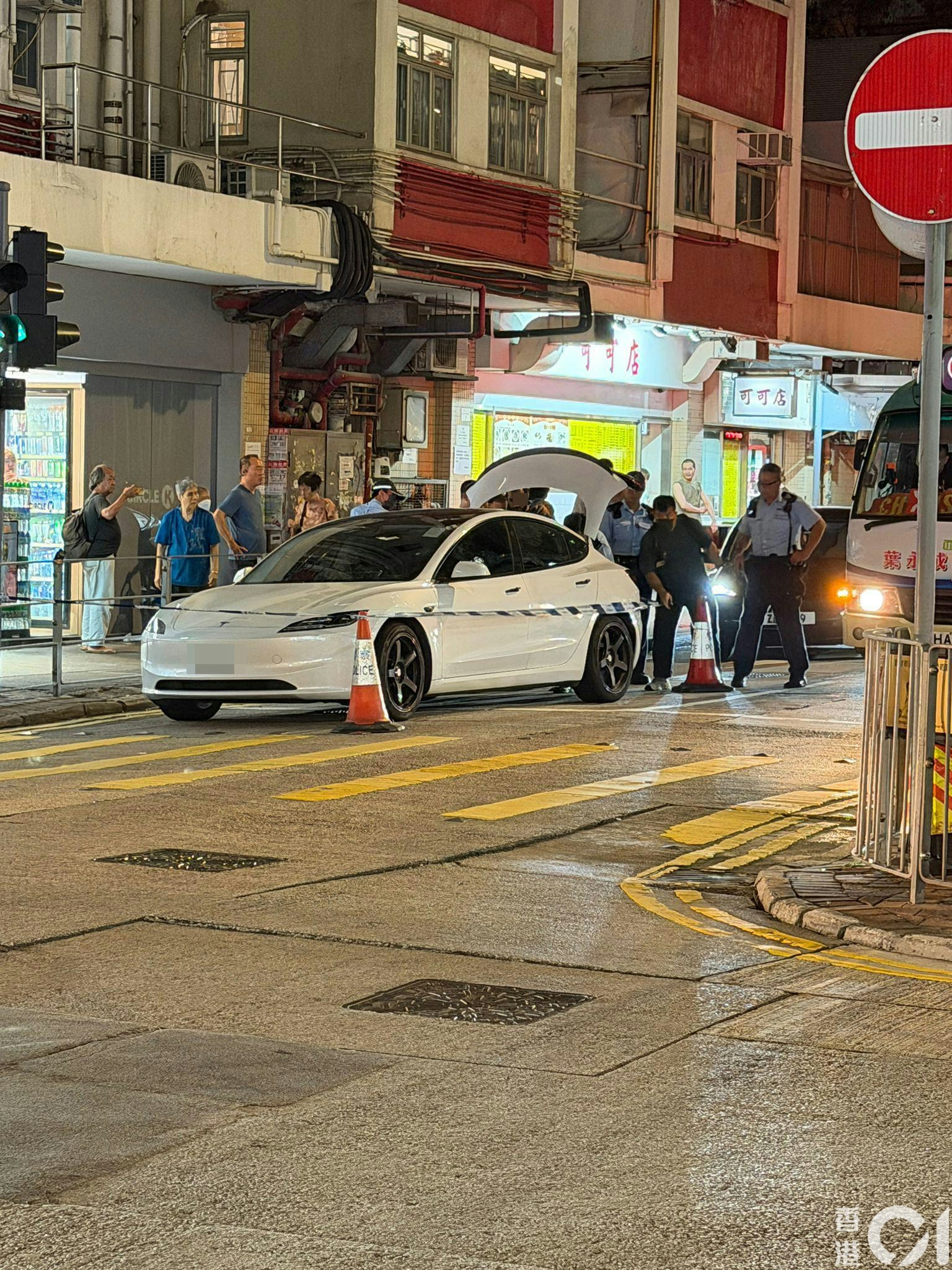 警員圍封該輛白色Tesla私家車。（讀者提供）
