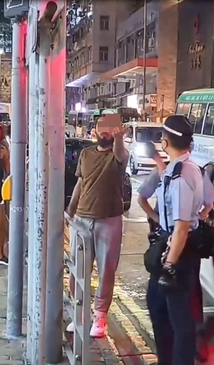 該名非華裔男子見到途人用手機拍片，立即舉起中指，再次爆粗「X你老X」。（網上影片截圖）